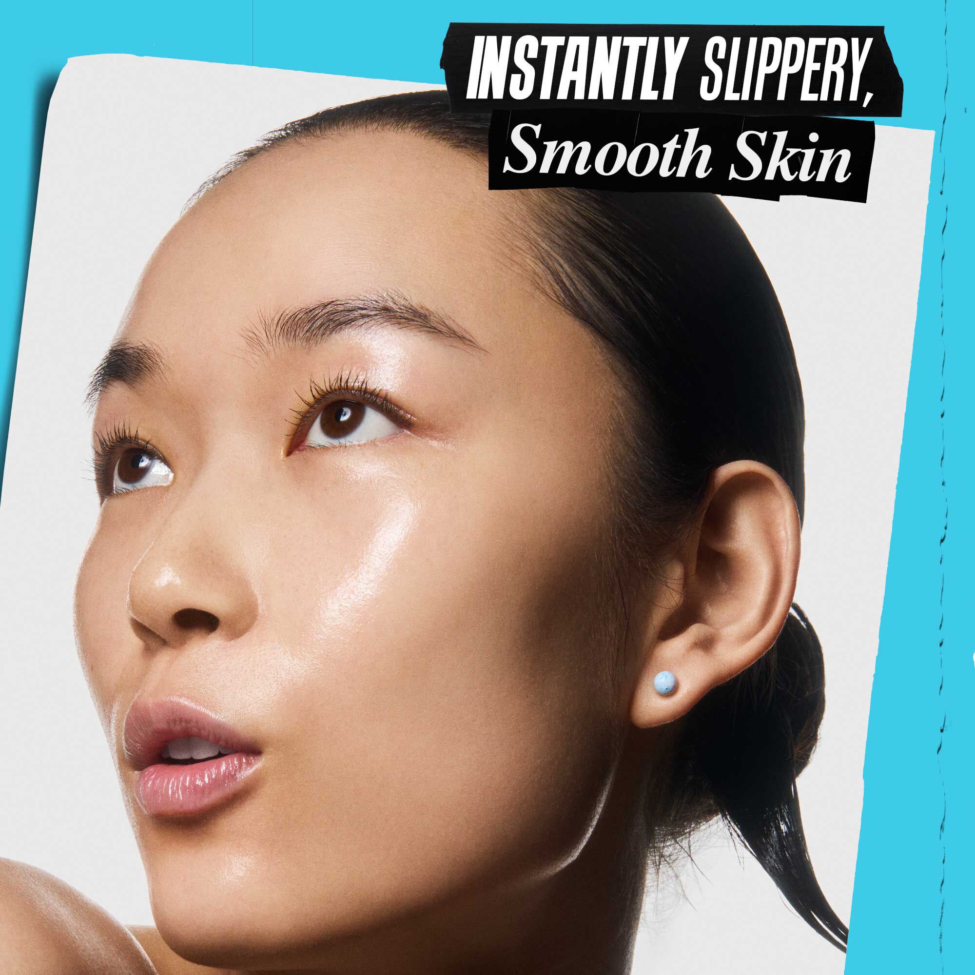 Osoba nanosi Kiehl's Clearly Corrective Triple Acid Peel na svoju kožu.