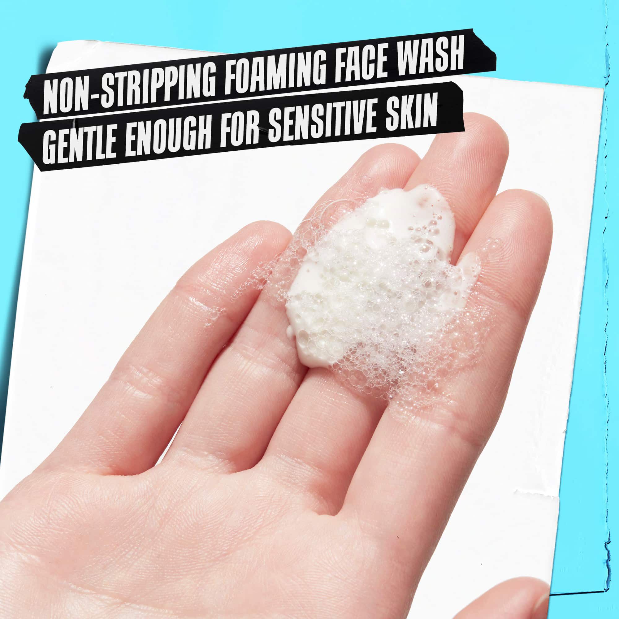 Ruka drži penu Ultra Facial Oil-Free Cleanser sa oznakom „Pena za pranje koja ne isušuje, dovoljno nežna za osetljivu kožu.”