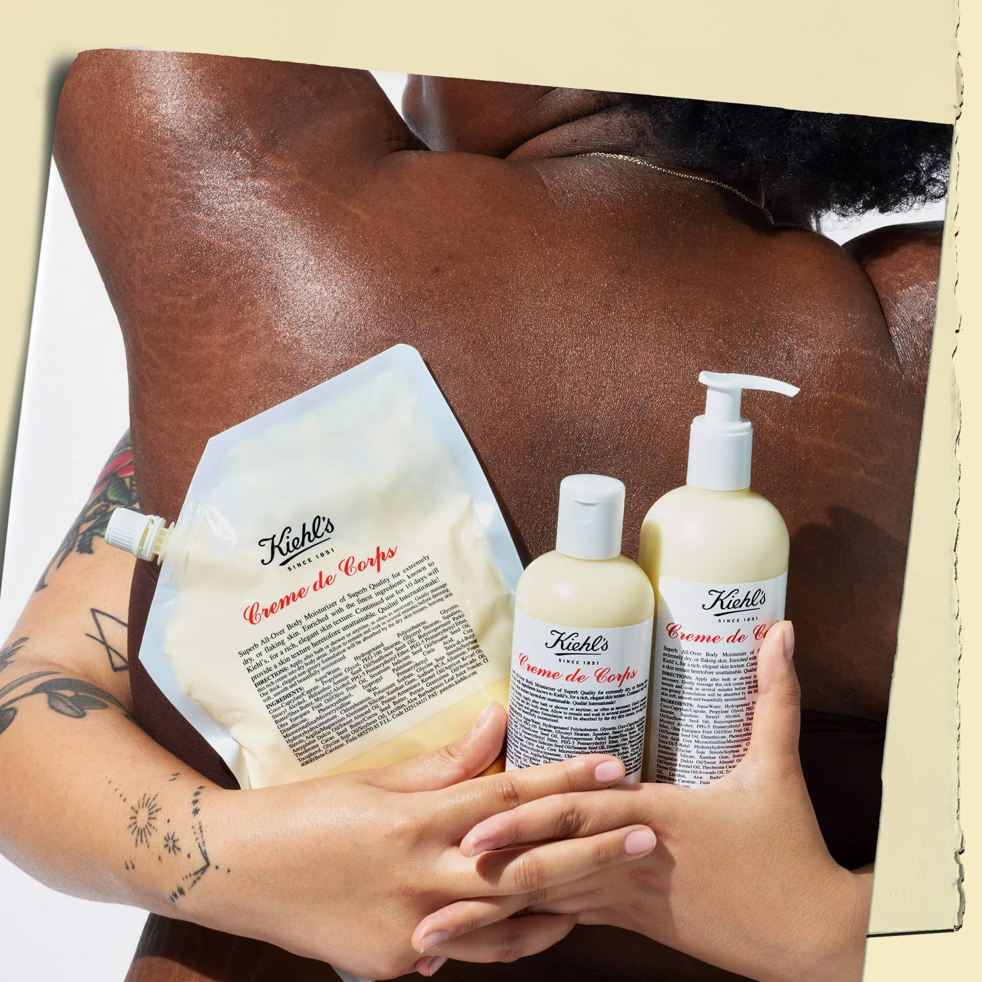 Dva modela koja se grle i drže tri bočice Creme de Corps u različitim veličinama