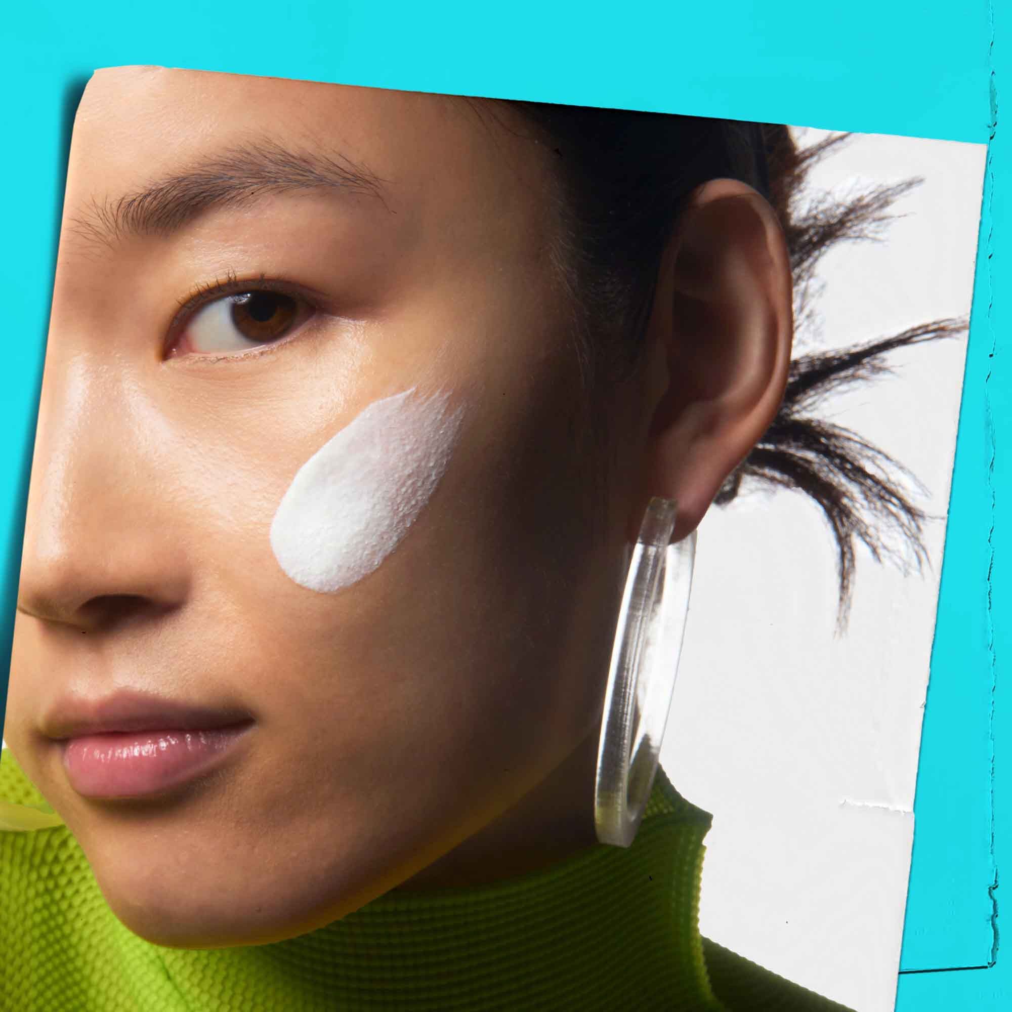 Ultra Light Daily UV Defense Aqua Gel se nanosi na kožu.