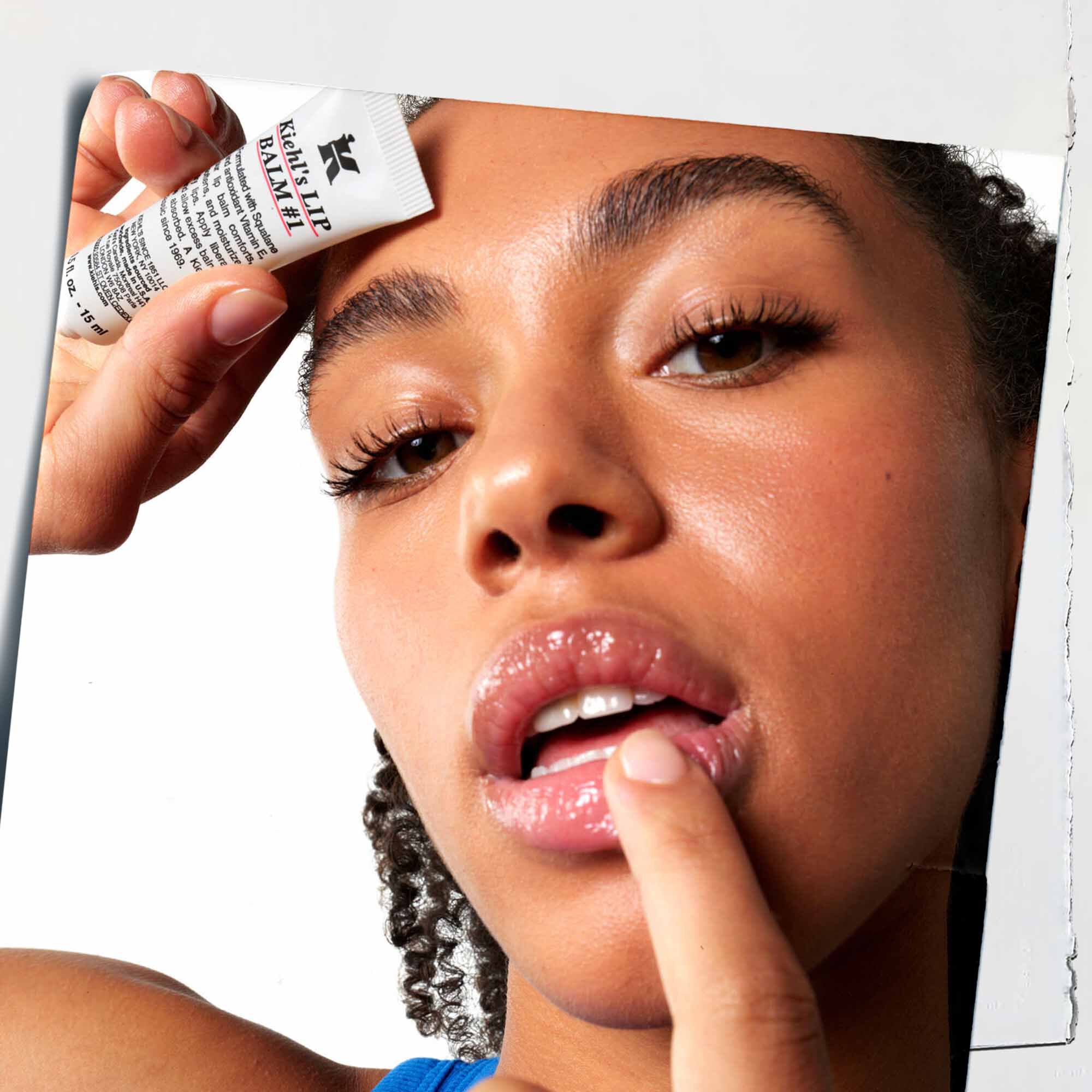 Nanošenje Lip Balm #1 balzama na usne, prikazuje njegovu upotrebu na koži.