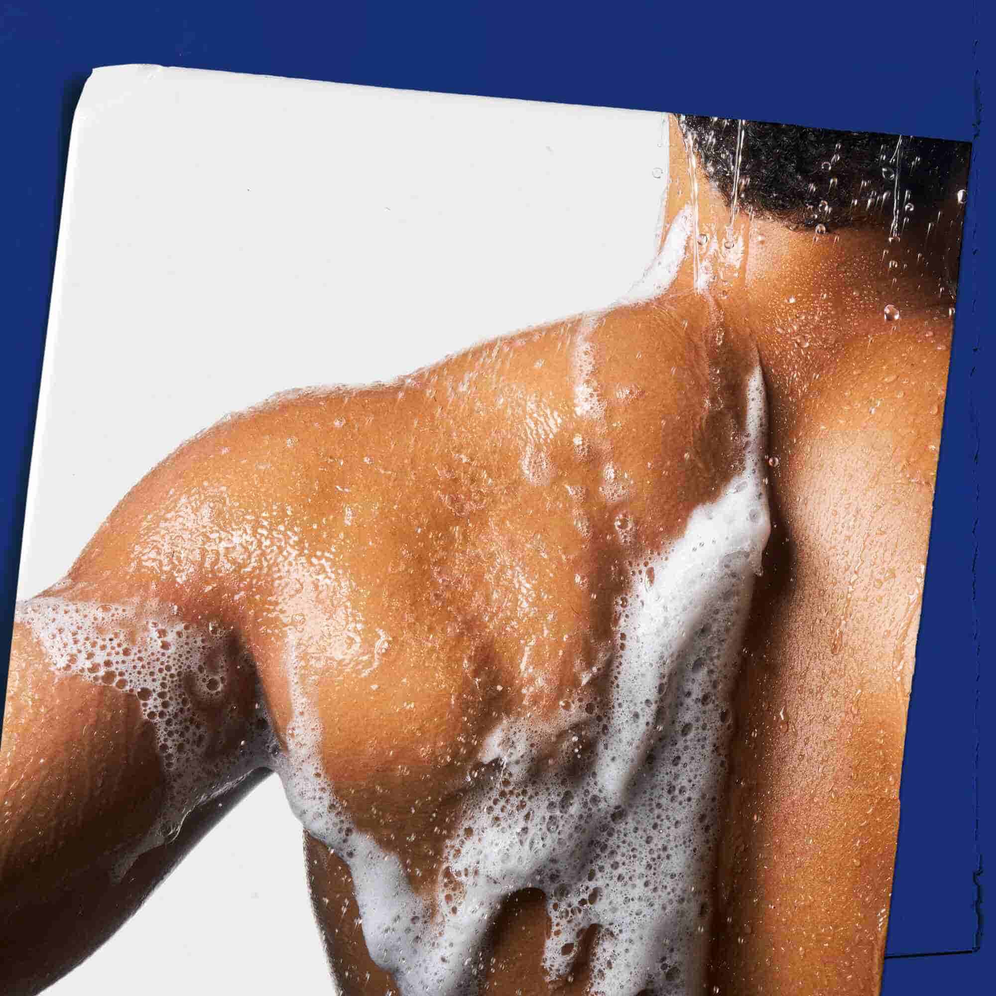 Body Fuel All-In-One Energizing Wash zapenušan na koži, prikazuje primenu.