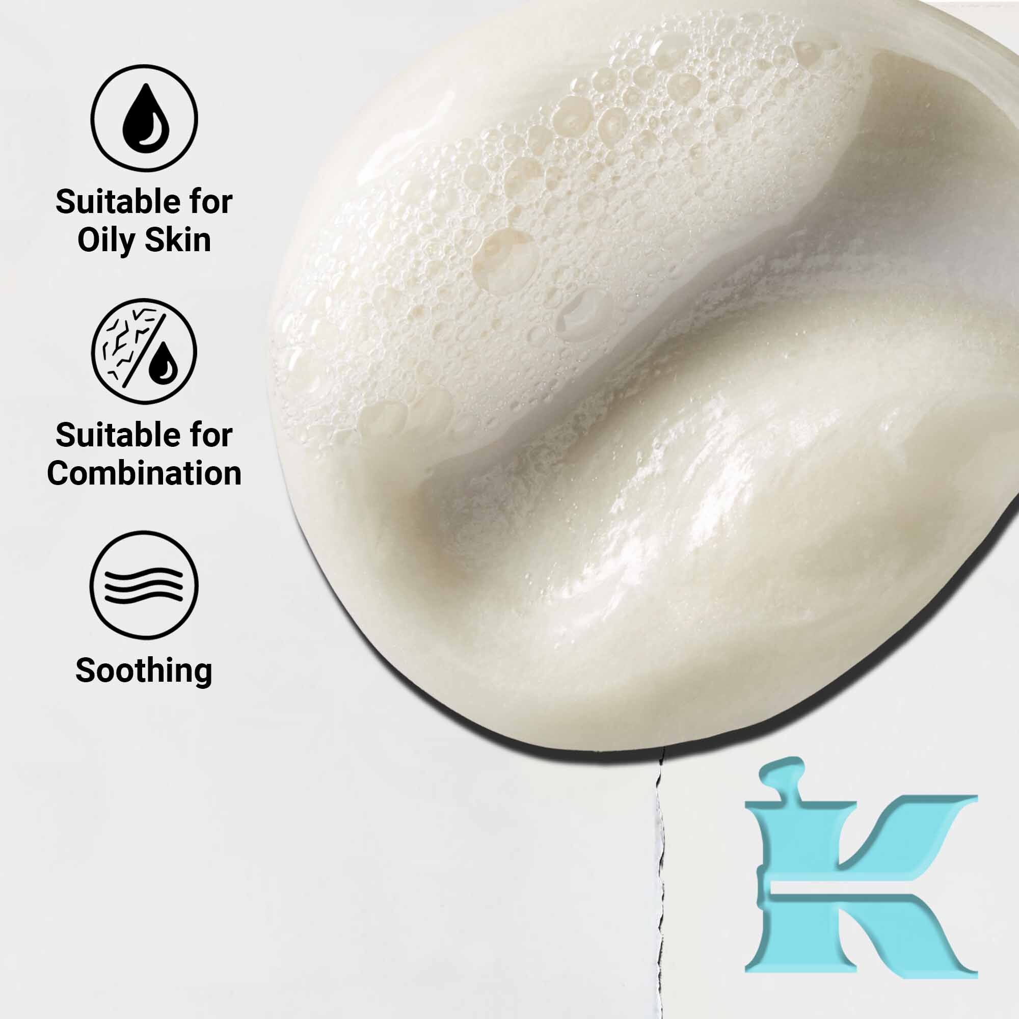 Krupni plan teksture Ultra Facial Oil-Free Cleanser koja prikazuje laganu, kremastu formulu. Tekst ističe umirujuće prednosti i pogodnost za masnu i kombinovanu kožu.