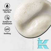 Krupni plan teksture Ultra Facial Oil-Free Cleanser koja prikazuje laganu, kremastu formulu. Tekst ističe umirujuće prednosti i pogodnost za masnu i kombinovanu kožu.