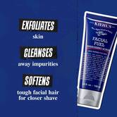 Tuba Facial Fuel Energizing Scrub na tamnoplavoj pozadini. Tekst glasi: „Vrši piling kože, čisti nečistoće i omekšava oštru bradu za temeljnije brijanje.”