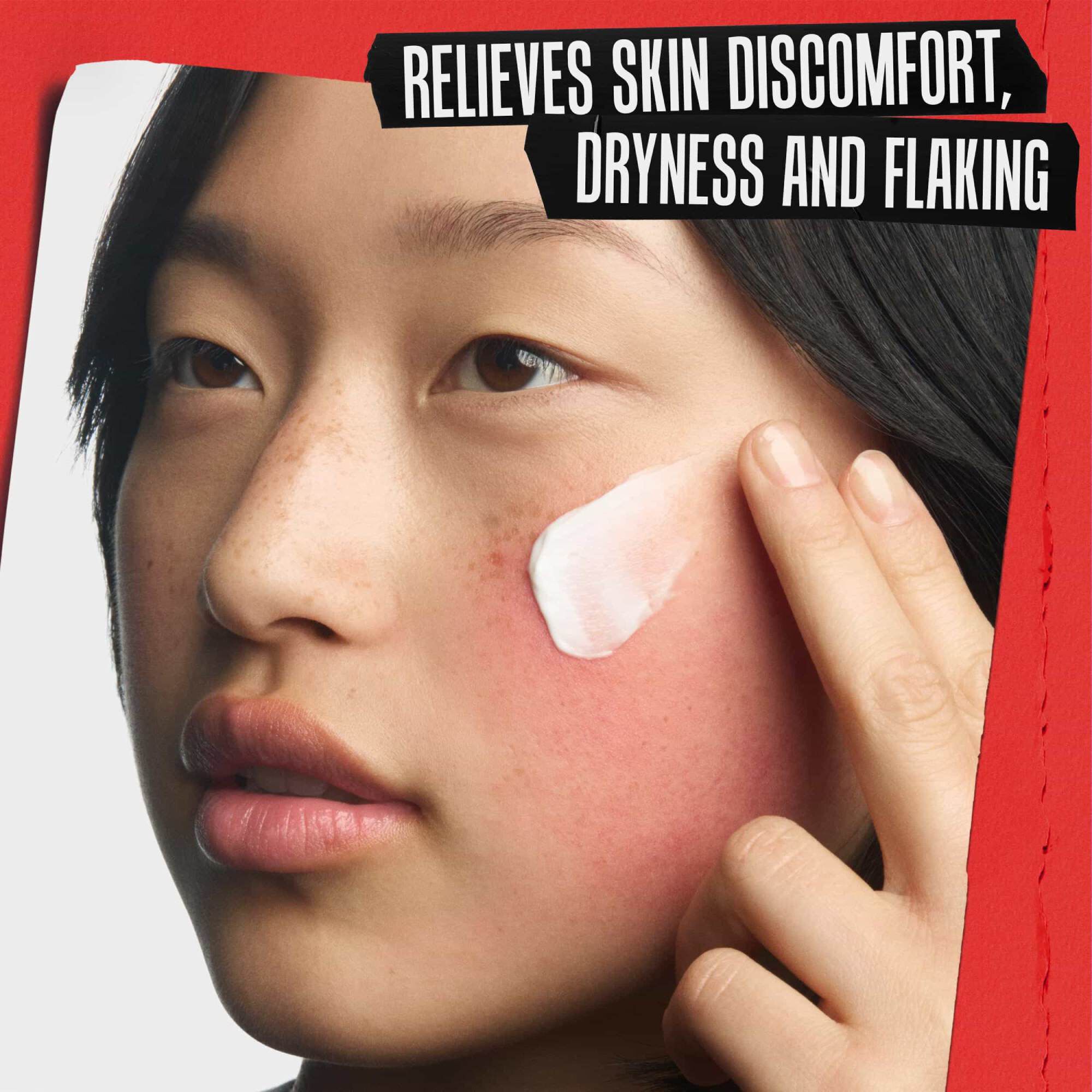 Krupni plan nanošenja obnavljajuće kreme na nadraženi obraz. Tekst glasi: UBLAŽAVA NELAGODU, SUVОĆU I PERUTANJE KOŽE.