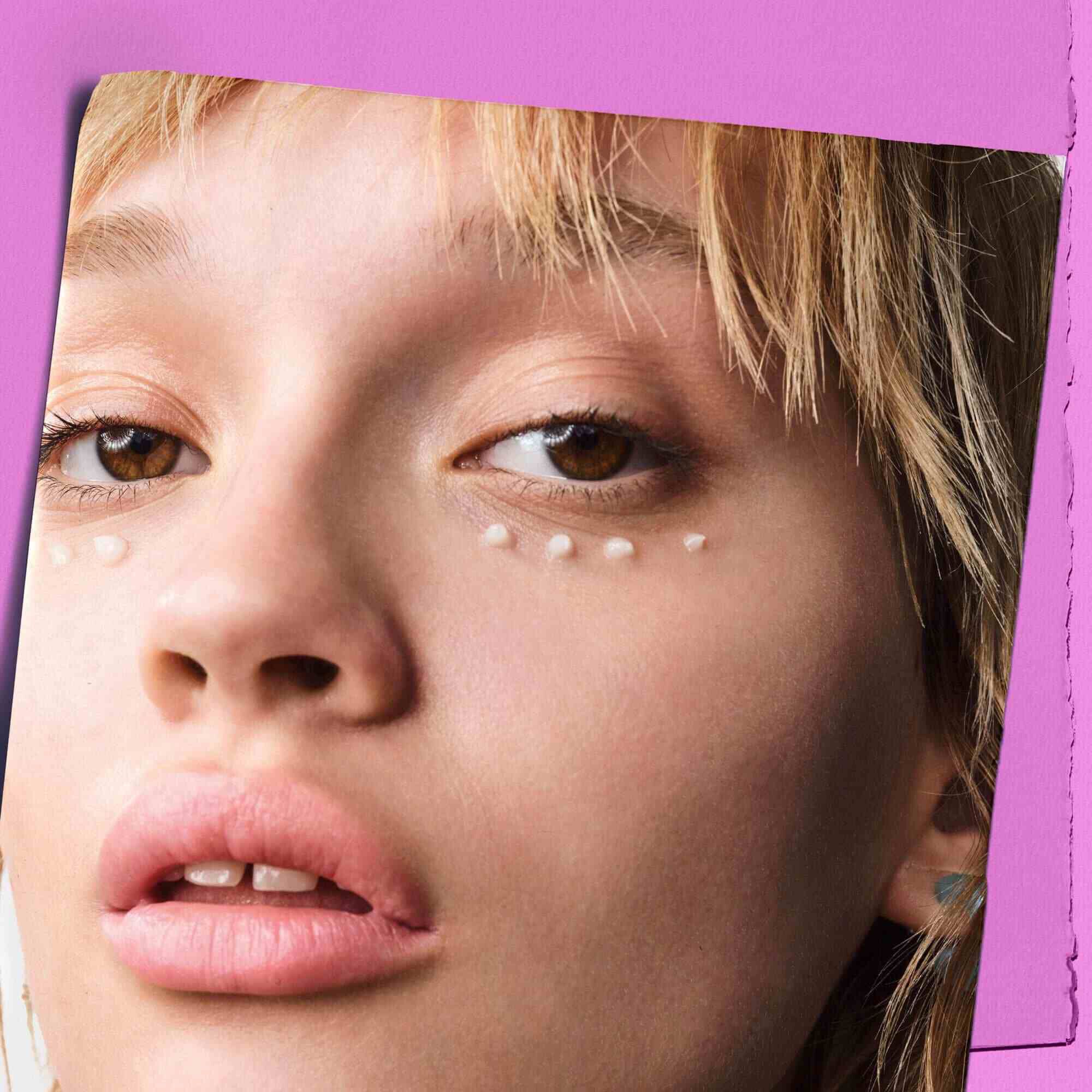 Model sa tačkicama kreme Kiehl's Super Multi-Corrective Eye Zone Treatment ispod očiju