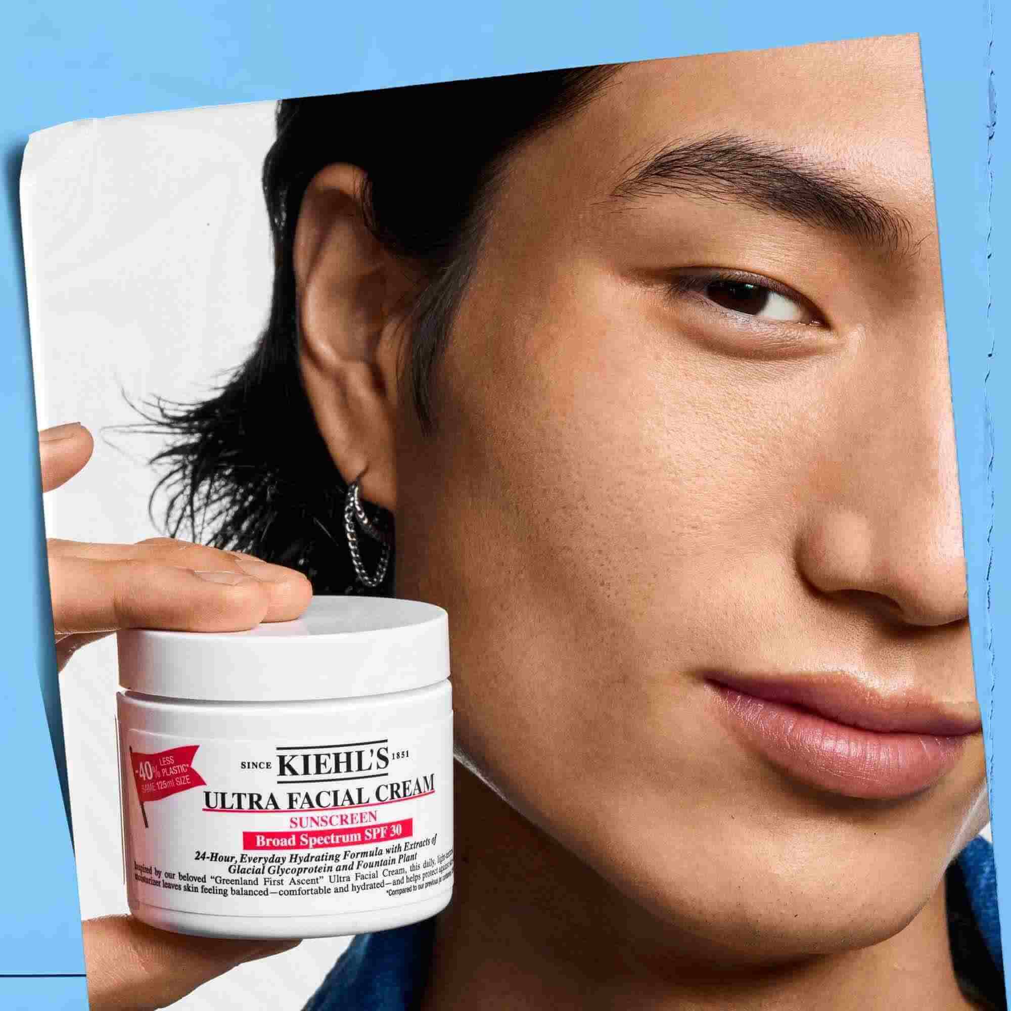 Ultra Facial Cream SPF 30 u ruci, prikazuje prenosivost i lakoću upotrebe.