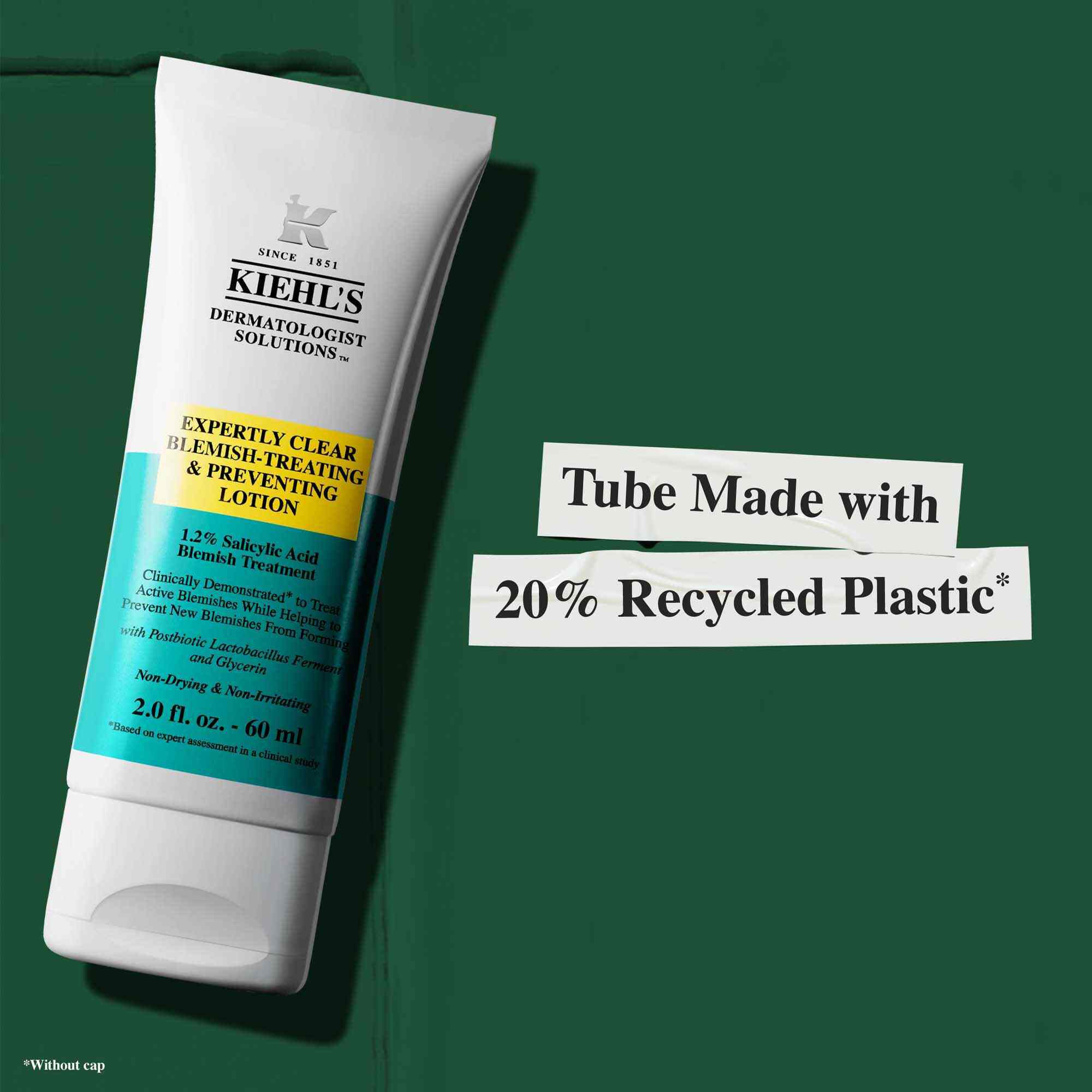 Tuba Expertly Clear Blemish-Treating & Preventing Lotion sa tekstom koji ističe tvrdnje o održivosti: „Tuba napravljena od 20% reciklirane plastike.”