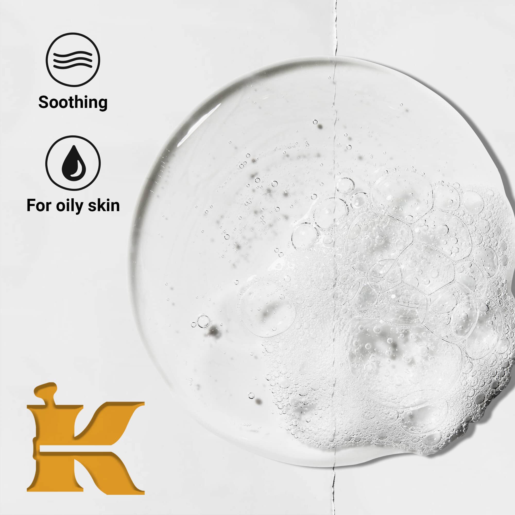 Fotografija teksture proizvoda sa ikonama koje navode da deluje umirujuće i da je formulisan za masnu kožu