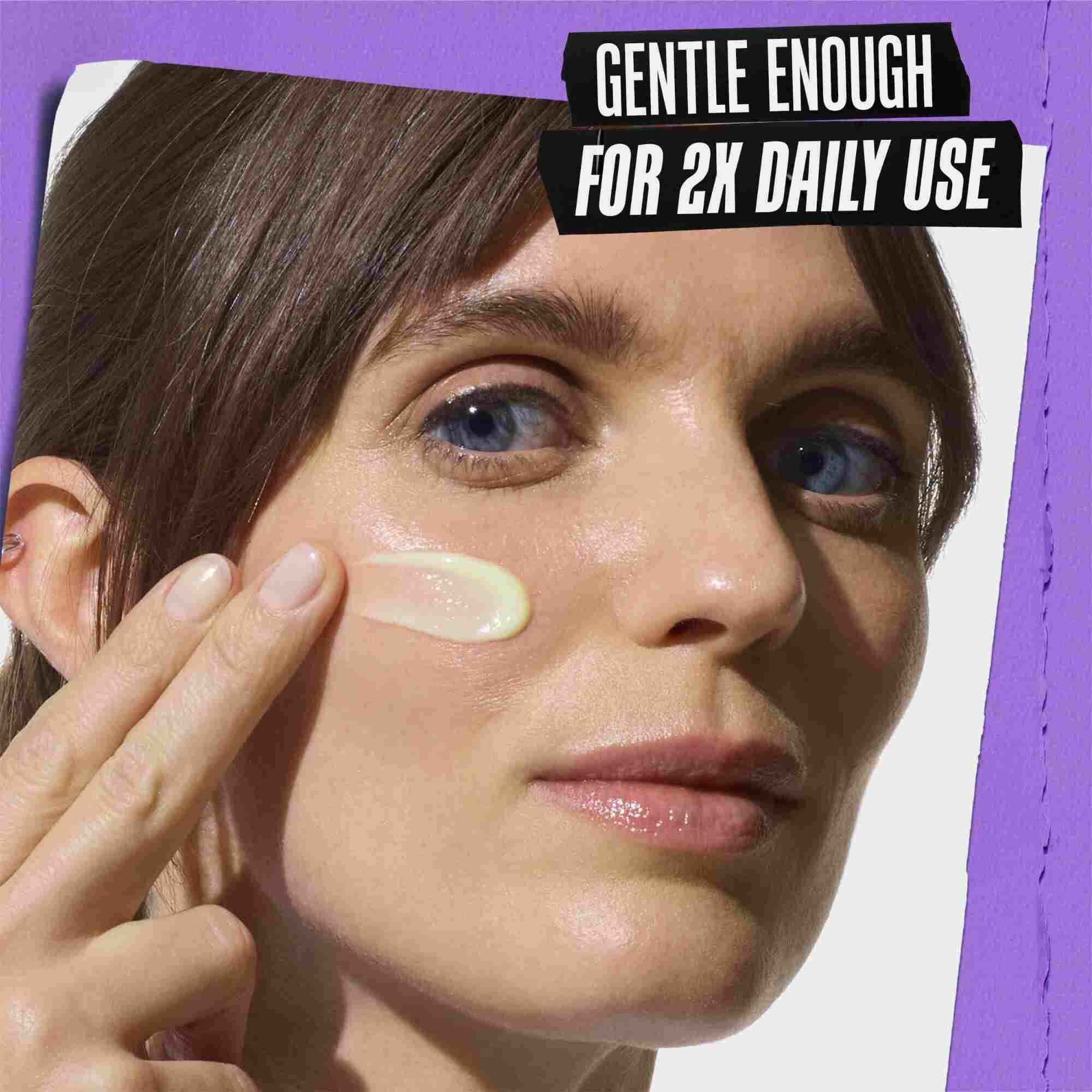 Model sa uzorkom seruma Kiehl's Retinol Skin Renewing Daily Microdose na licu
