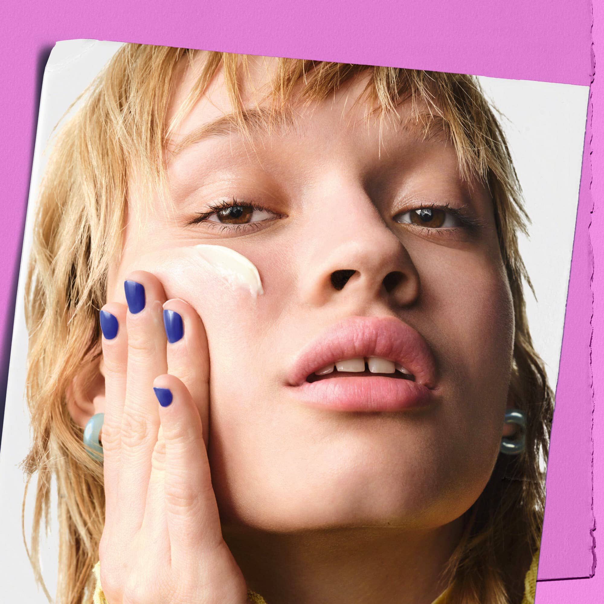 Model nanosi kremu Kiehl's Super Multi-Corrective Cream na obraz