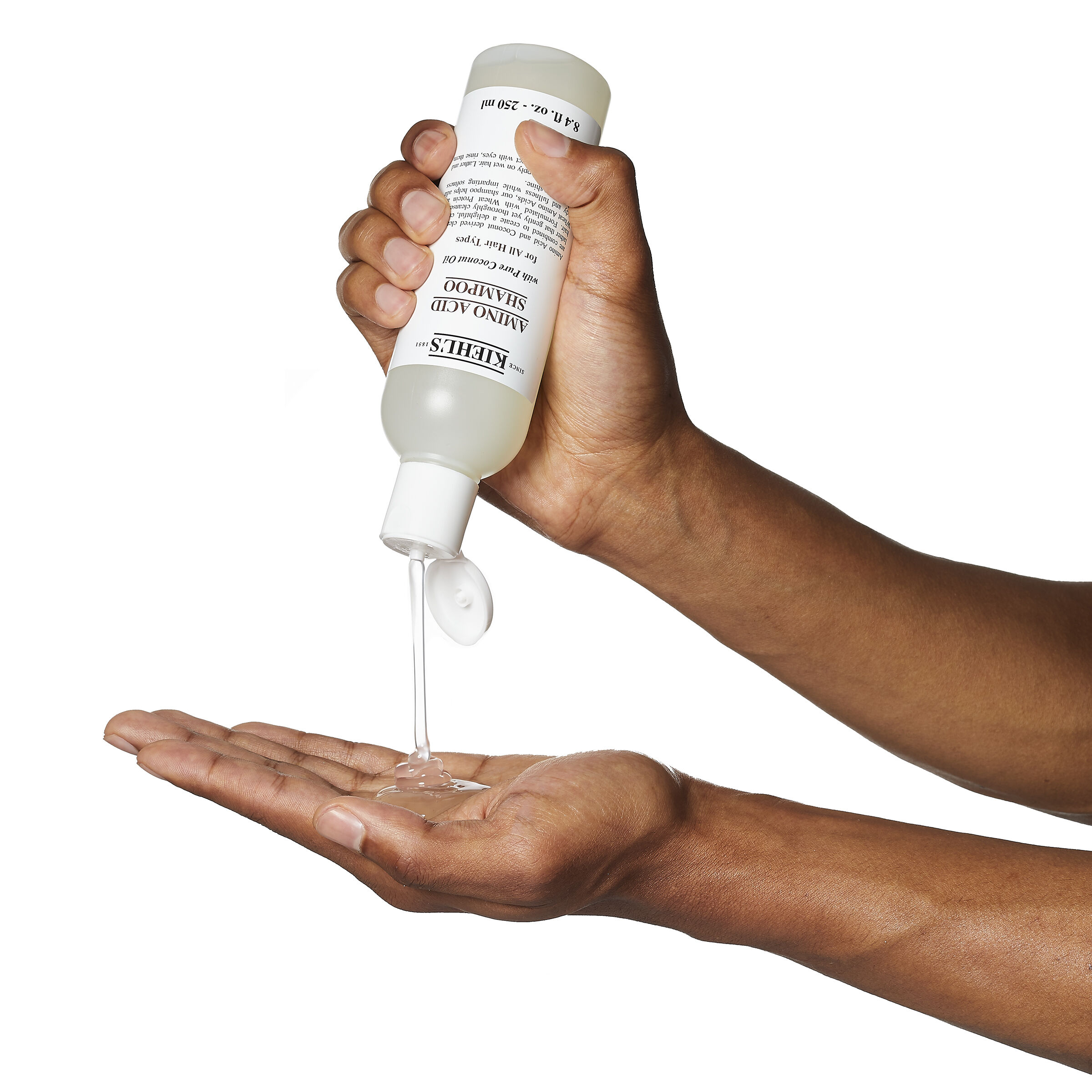 Model sa mehurićima na glavi od Kiehl's Amino Acid šampona