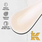 Krupni plan teksture Powerful-Strength Line-Reducing Concentrate. Tekst ističe njegovu sposobnost da smanji fine linije, poboljša teksturu i pogodnost za sve tipove kože.