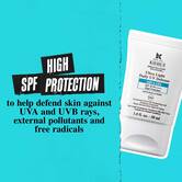 Tuba Ultra Light Daily UV Defense Aqua Gel na plavoj pozadini sa tekstom: „Visoka SPF zaštita koja pomaže u odbrani kože od UVA i UVB zraka, spoljašnjih zagađivača i slobodnih radikala.”