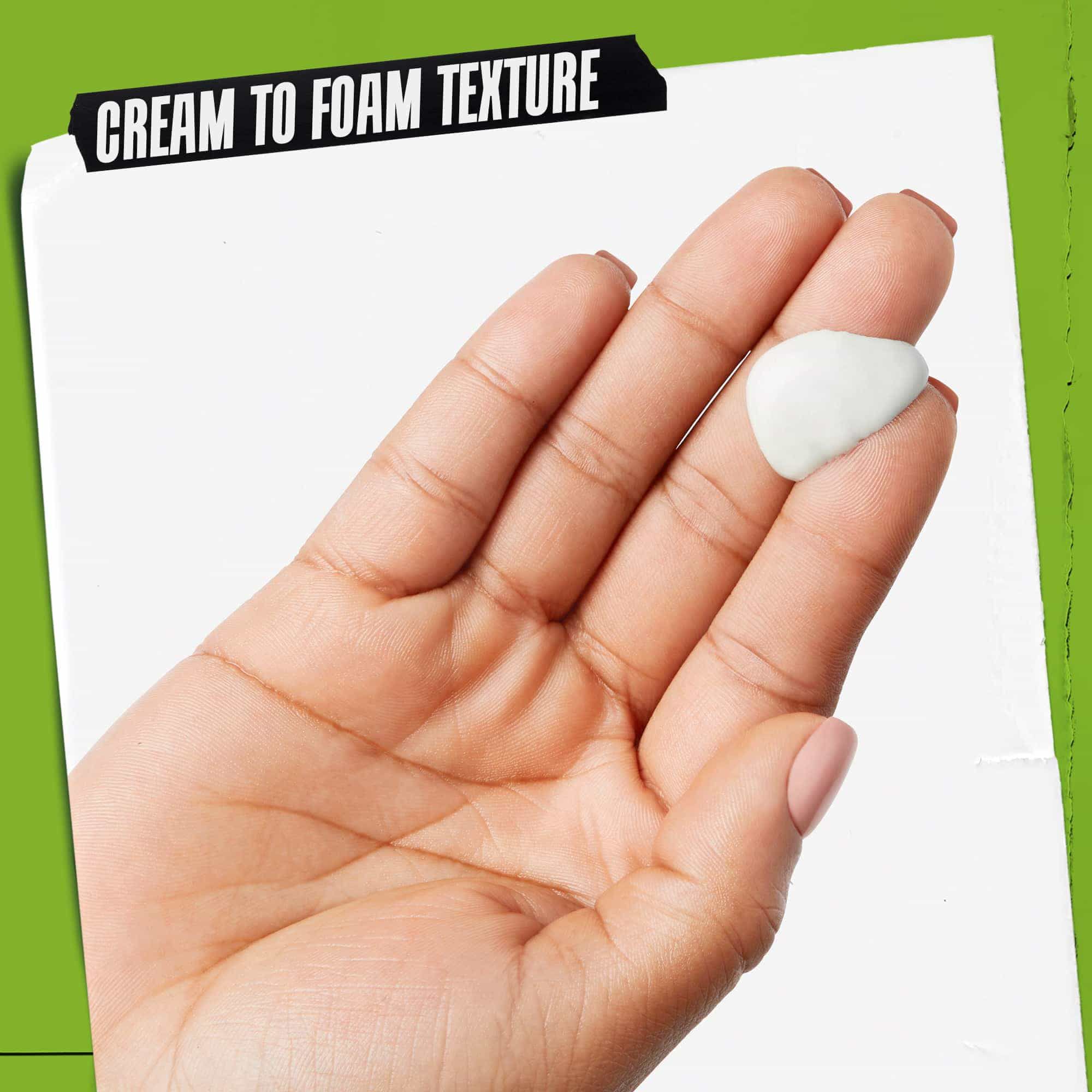 Ruka sa Rare Earth Deep Pore Daily Cleanser na njoj. Tekst naglašava: „Tekstura koja se pretvara iz kreme u penu”.