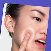 Osoba nanosi Clearly Corrective Dark Spot Solution na svoju kožu.
