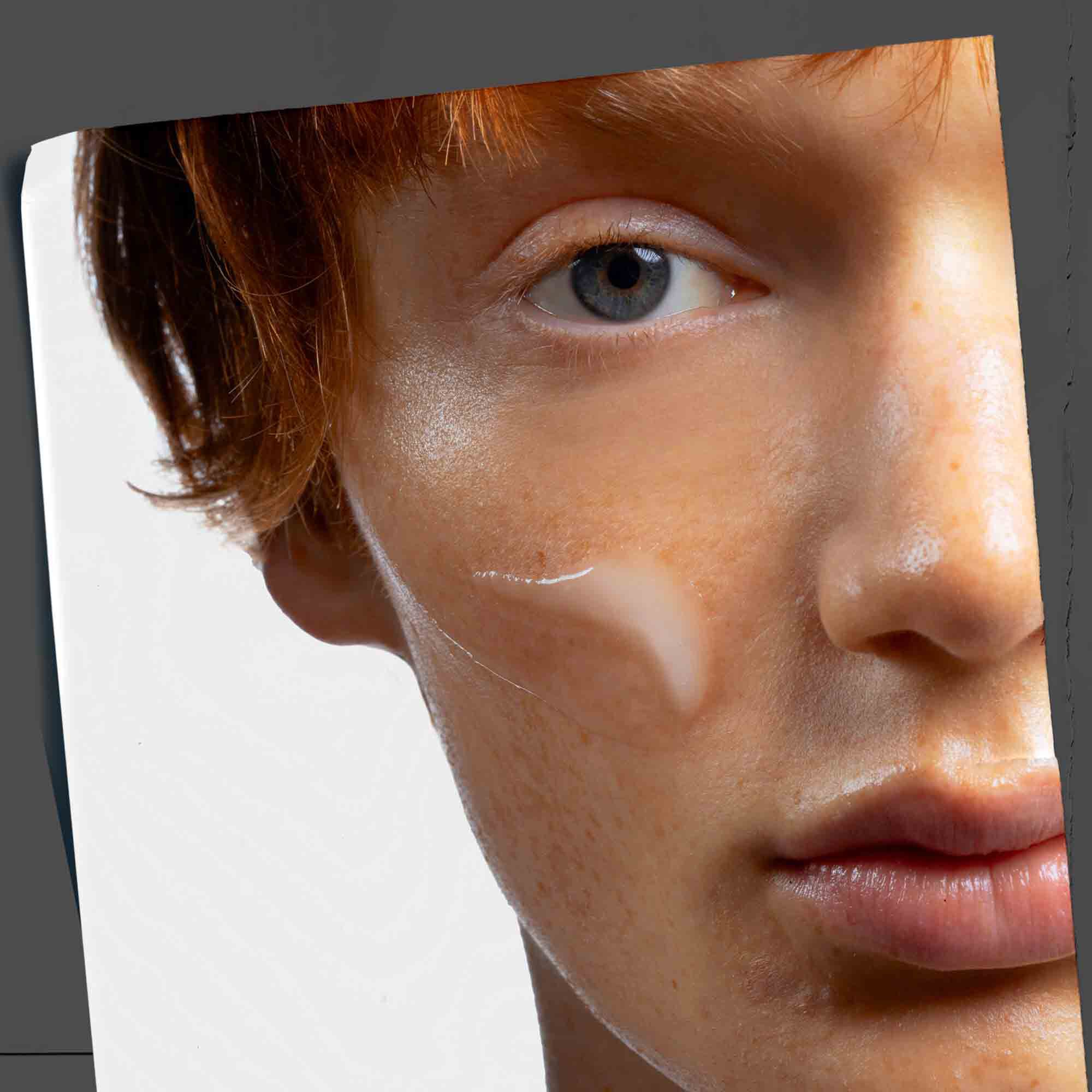 Age Defender Power serum nanesen na lice, prikazuje svakodnevnu primenu.