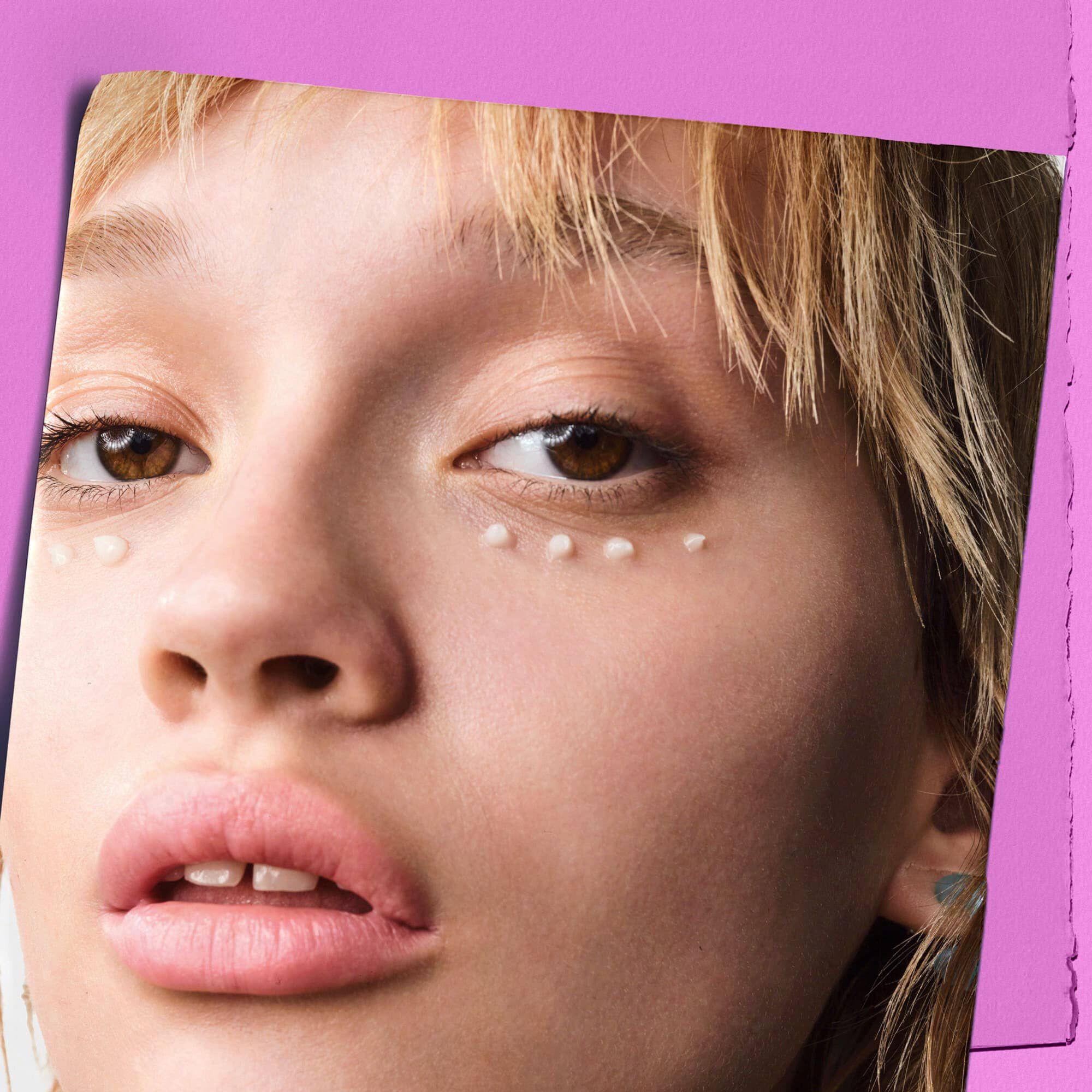 Model sa tačkicama kreme Kiehl's Super Multi-Corrective Eye Zone Treatment ispod očiju