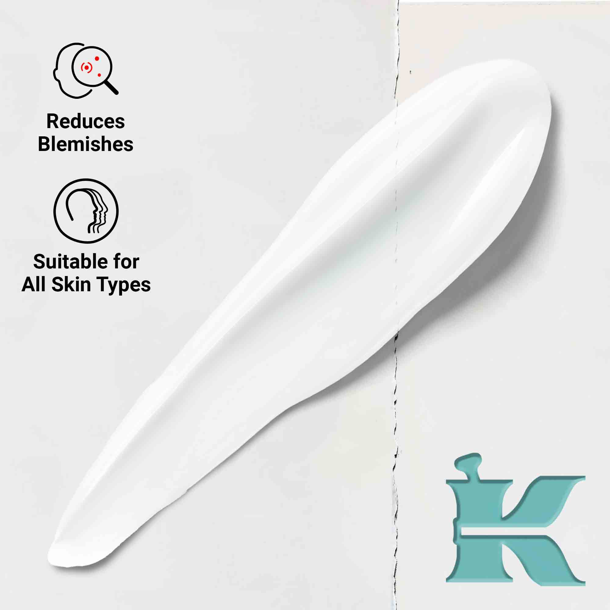 Krupni plan teksture Expertly Clear Blemish-Treating & Preventing Lotion koja prikazuje kremastu formulu. Tekst ističe sposobnost smanjenja nepravilnosti i pogodnost za sve tipove kože.