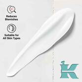 Krupni plan teksture Expertly Clear Blemish-Treating & Preventing Lotion koja prikazuje kremastu formulu. Tekst ističe sposobnost smanjenja nepravilnosti i pogodnost za sve tipove kože.