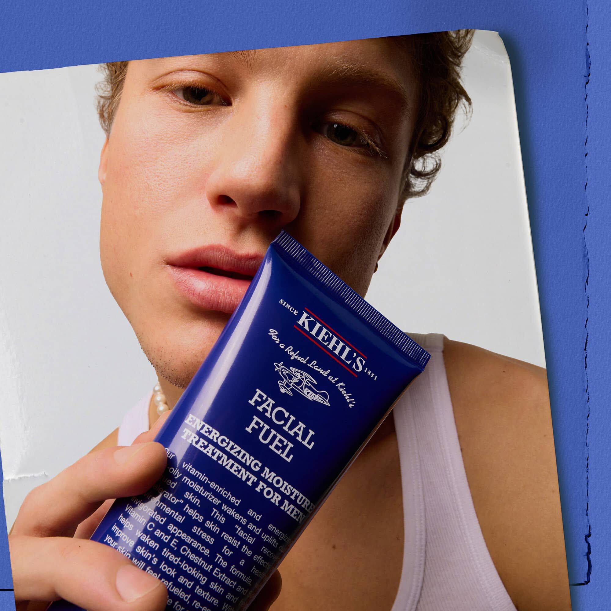 Model drži energizirajuću hidratantnu negu za lice za muškarce Kiehl's Facial Fuel