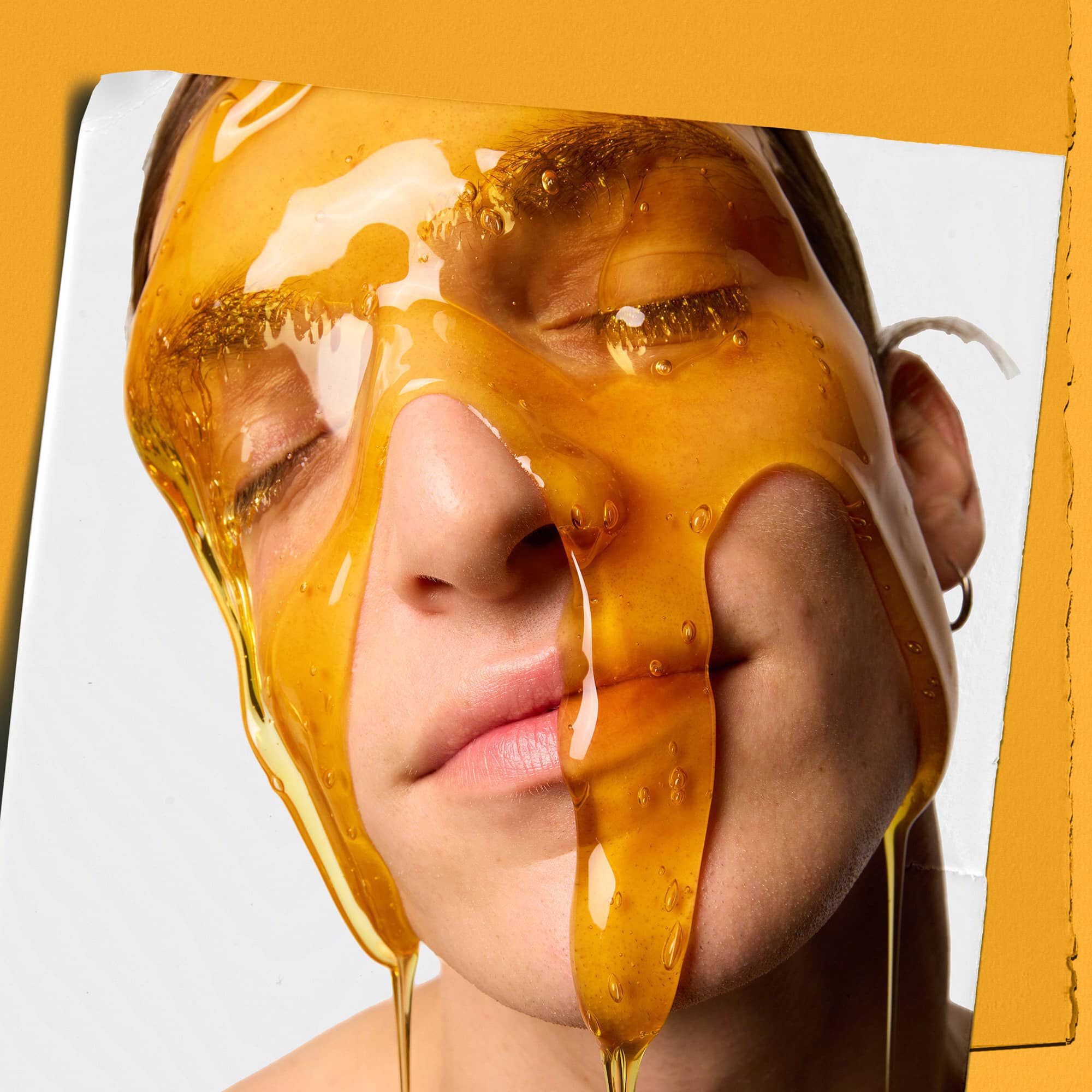 Model sa Kiehl's Calendula Deep Cleaning Foaming Face Wash gelom koji curi niz lice