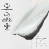 Krupni plan teksture Lip Balm #1 balzama koji prikazuje kremastu, hidratantnu formulu dizajniranu za vlaženje usana.