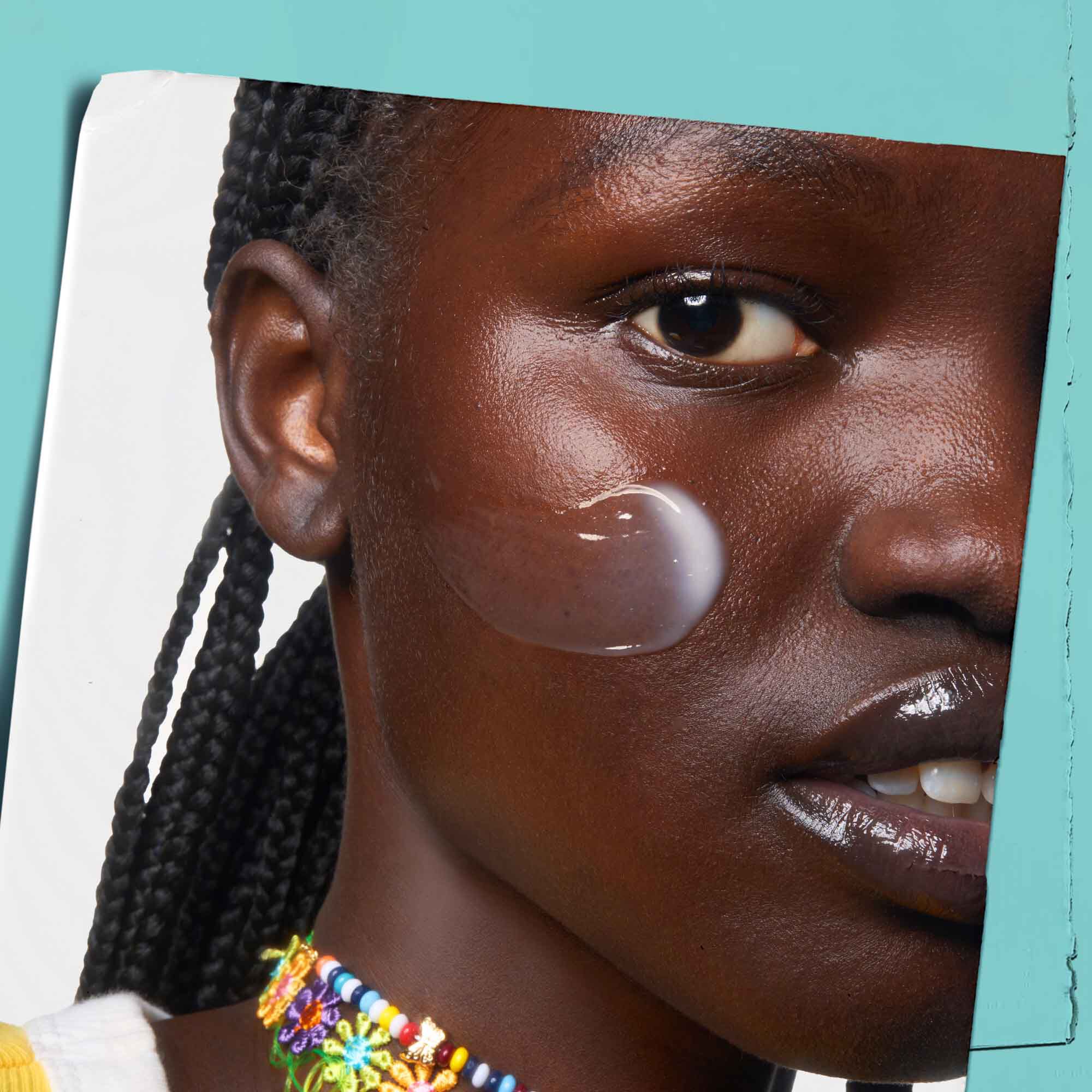 Expertly Clear Blemish-Treating & Preventing Lotion se nanosi na kožu.