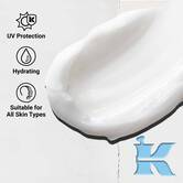 Krupni plan teksture Ultra Facial Cream SPF 30 koja prikazuje laganu, kremastu formulu. Tekst ističe UV zaštitu i prednosti hidratacije.