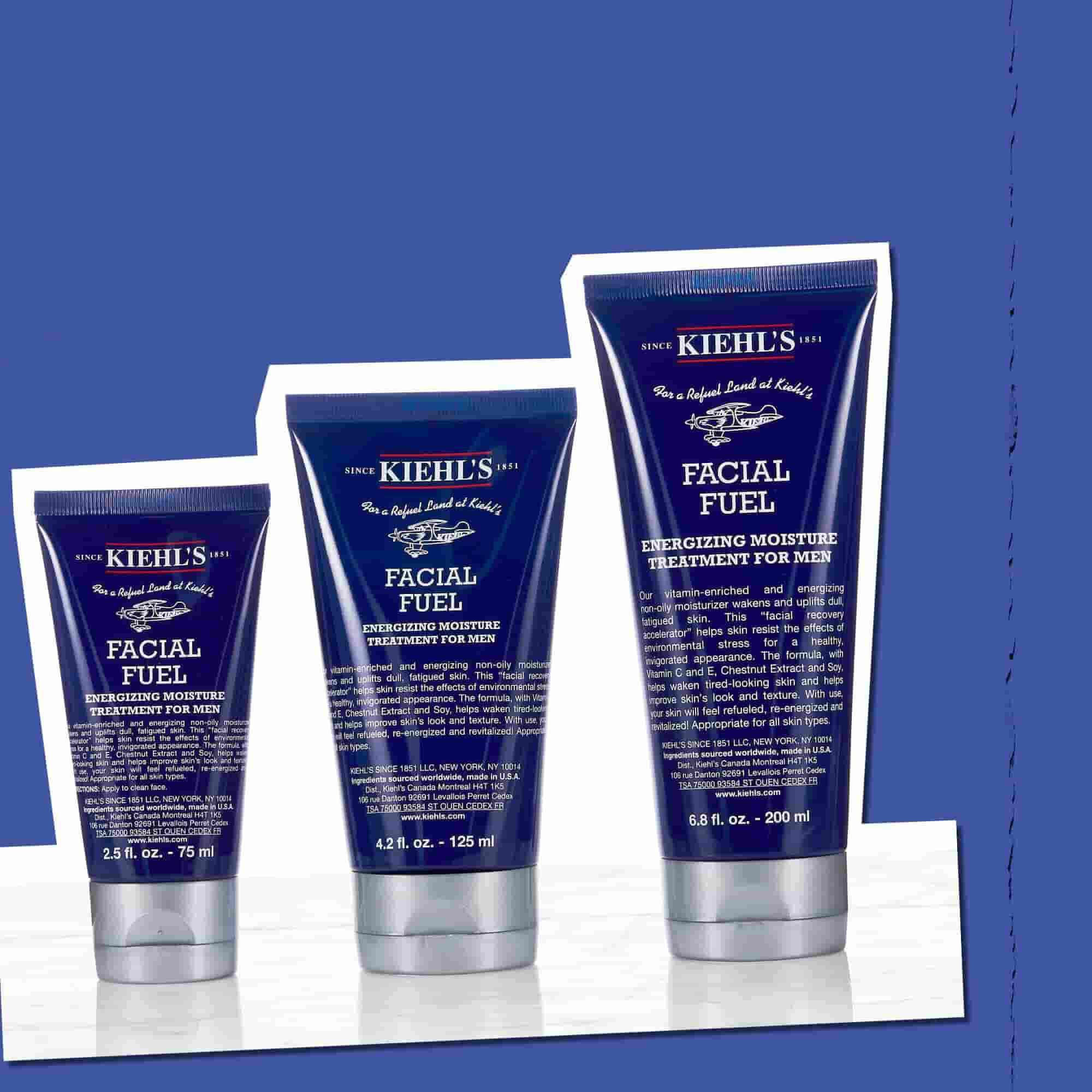 Tri bočice energizirajuće hidratantne nege za muškarce Facial Fuel koje prikazuju dostupne veličine