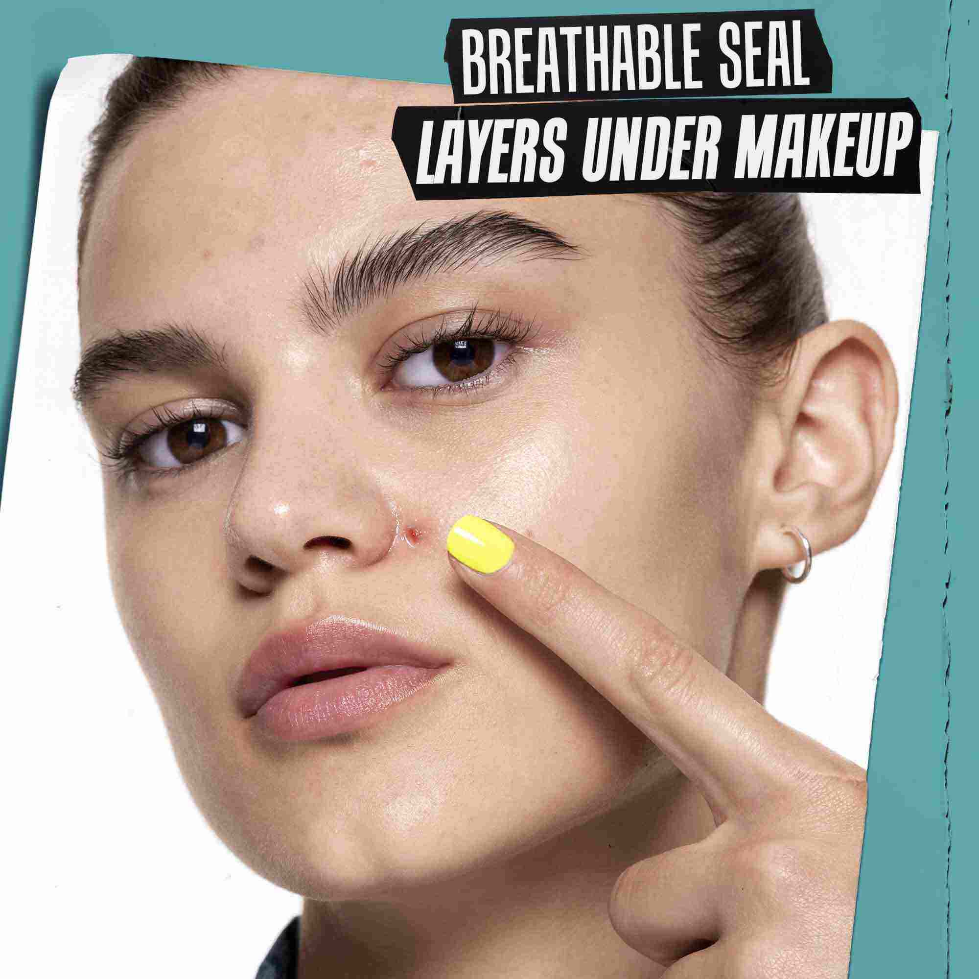 Nanošenje Truly-Targeted Blemish-Clearing Solution na kožu.