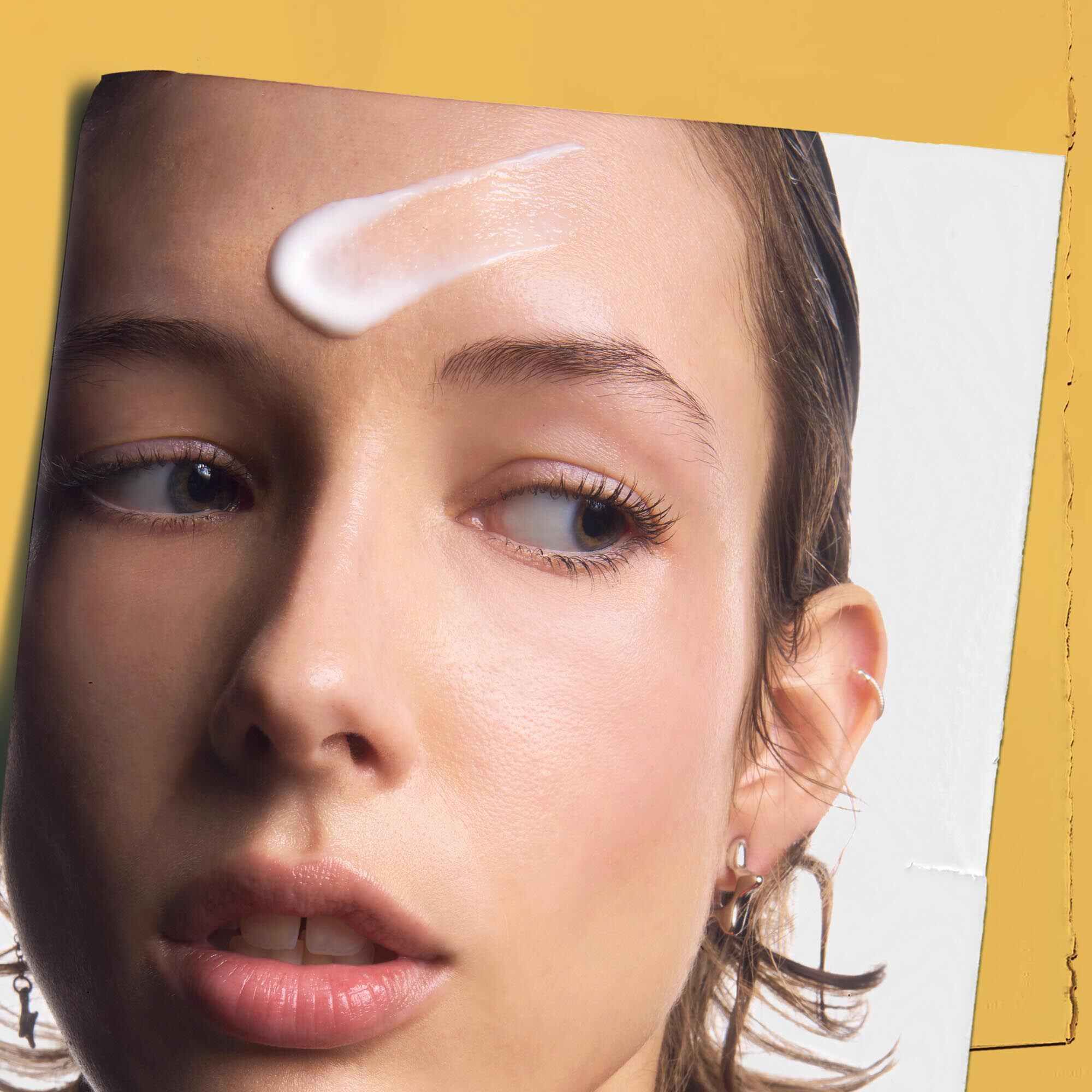 Powerful-Strength Line-Reducing Concentrate nanet na čelo osobe, prikazuje upotrebu.