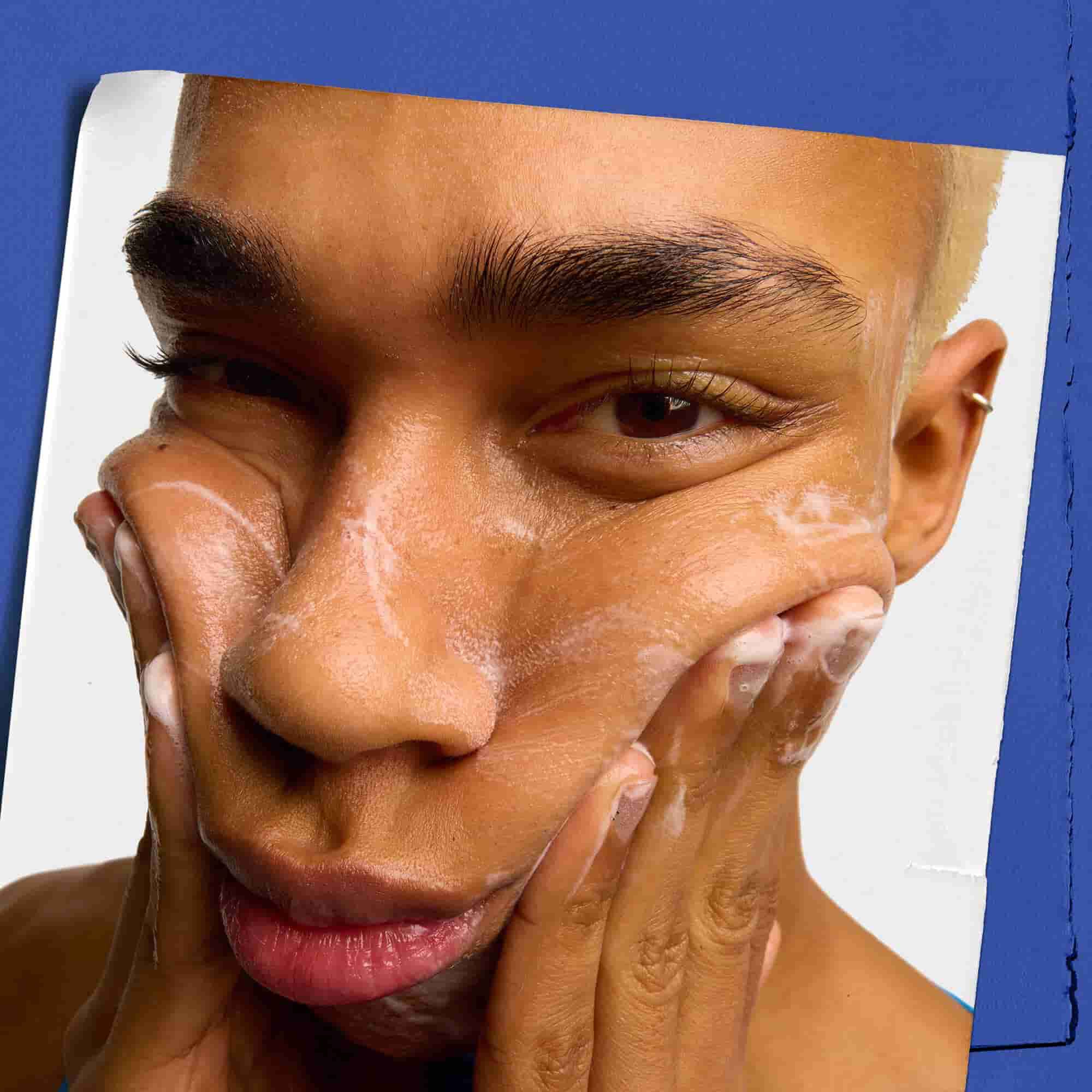 Model koristi energizirajući gel za pranje lica za muškarce Kiehl's Facial Fuel