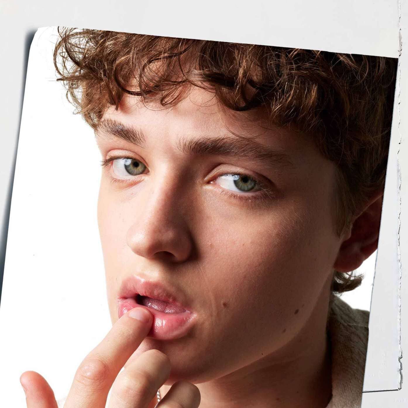 Nanošenje Lip Balm #1 balzama na usne, prikazuje njegov hidratantni efekat na koži.