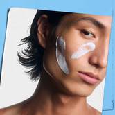Ultra Facial Cream SPF 30 naneta na lice modela.