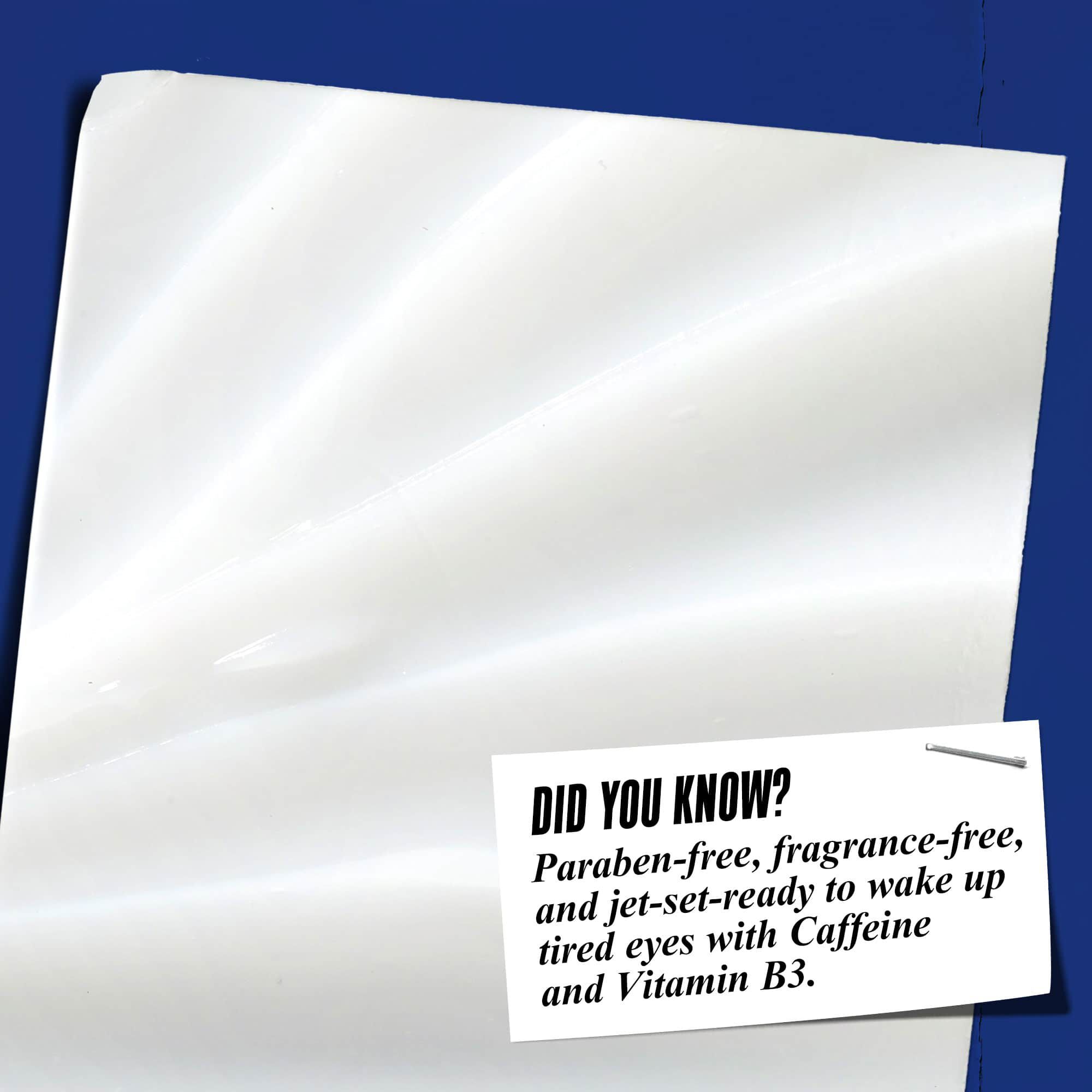 Krupni plan teksture Facial Fuel Eye Fuel. Tekst glasi: „Da li ste znali? Bez parabena, bez mirisa i bez mineralnih ulja za buđenje umornih očiju sa vitaminom B3 i kofeinom.”