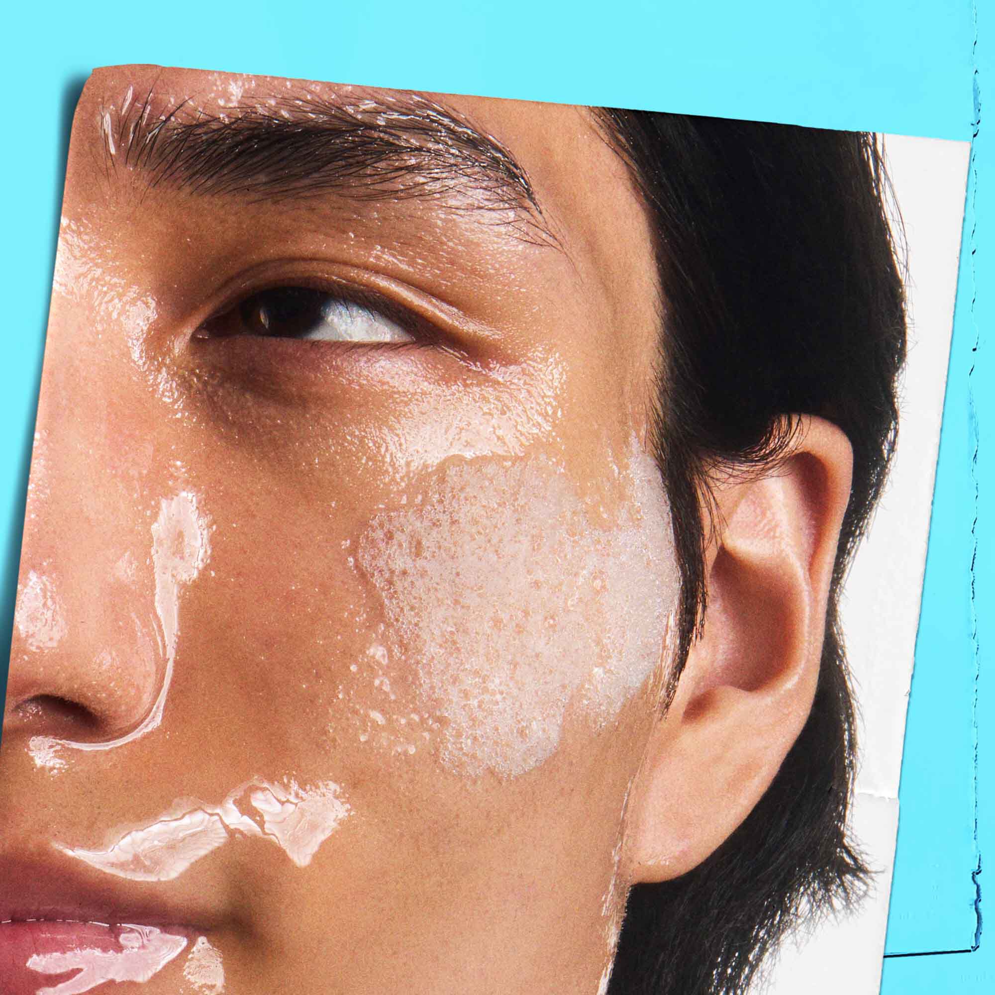 Ultra Facial Oil-Free Cleanser se nanosi na kožu.