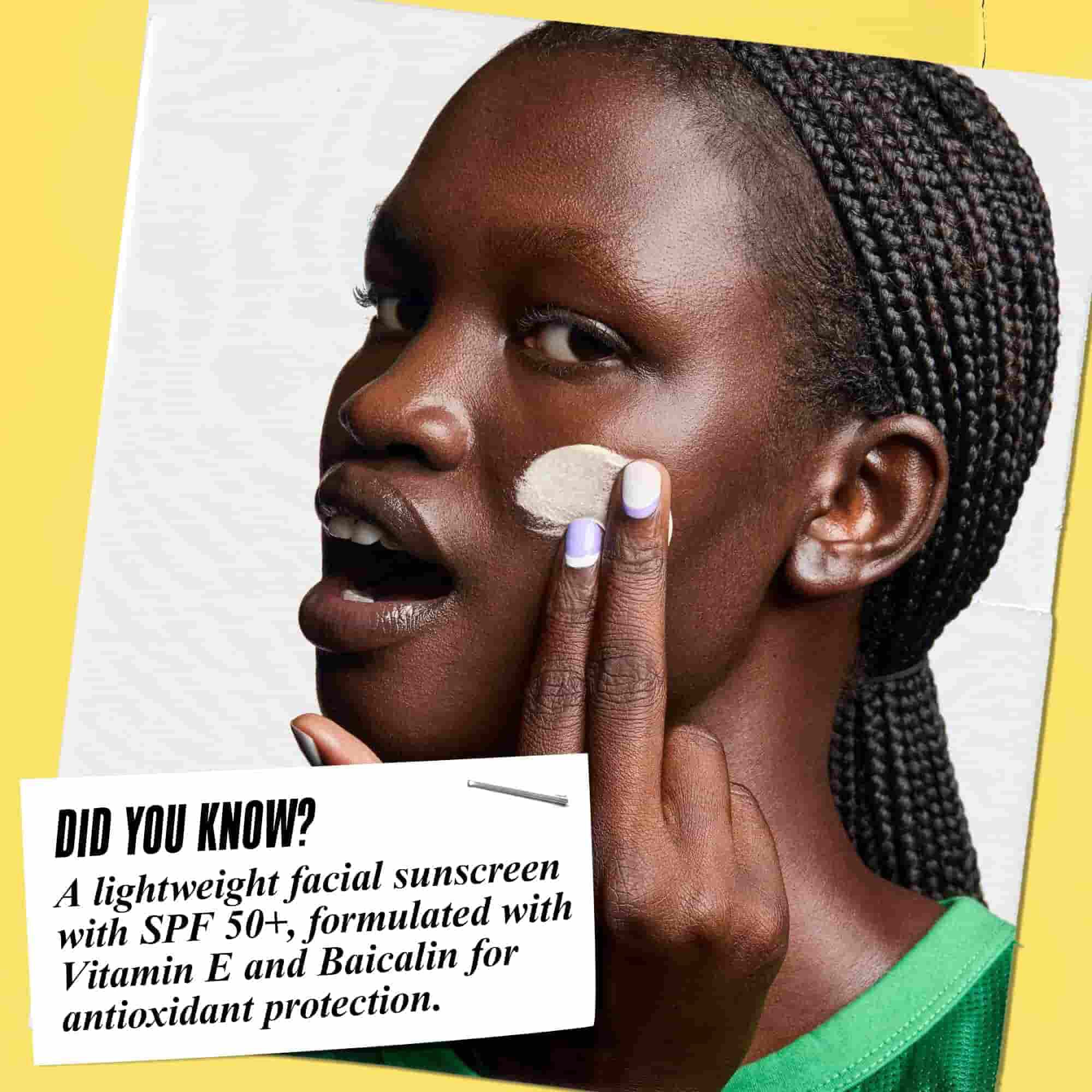 Ultra-Light Daily UV Defense se nanosi na lice. Tekst glasi: „Da li ste znali? Lagana krema za sunčanje za lice sa SPF 50+, formulisana sa vitaminom E i bajkalinom za antioksidativnu zaštitu.”