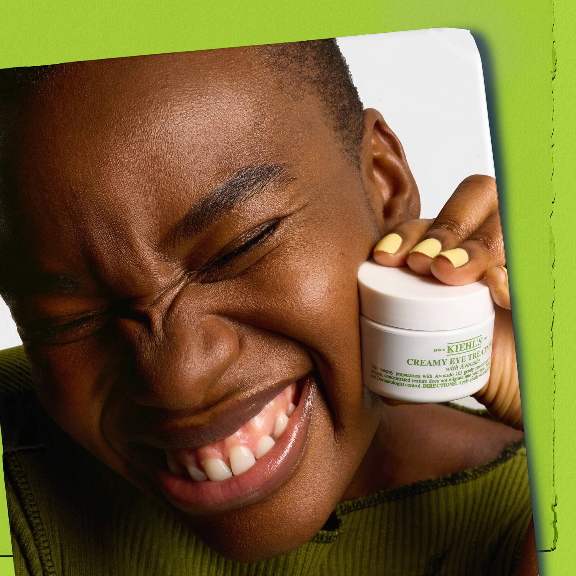 Model drži posudicu Kiehl's Creamy Eye Treatment sa avokadom