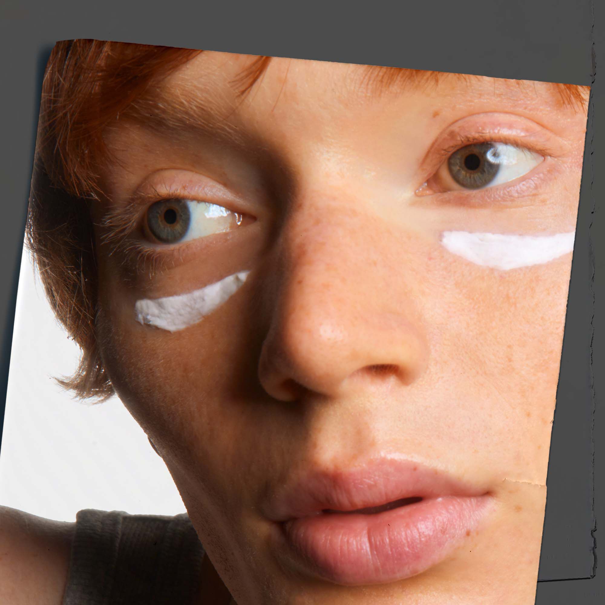 Krupni plan kože koji prikazuje nanošenje kreme Kiehl's Age Defender Eye Repair.