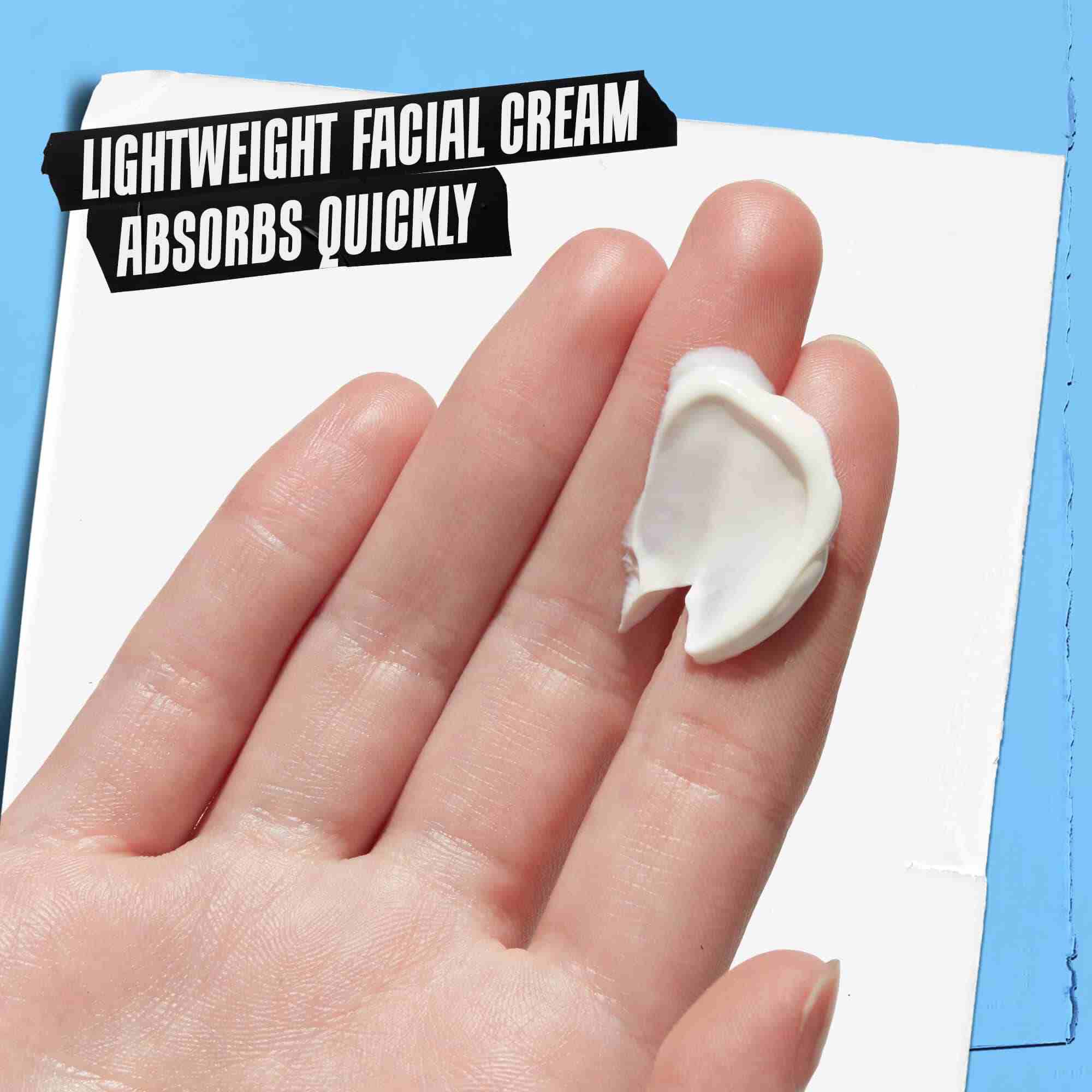 Ruka nanosi Ultra Facial Cream SPF 30 sa oznakom „Lagana krema za lice se brzo upija.”