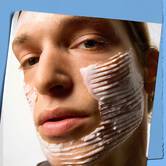Model sa uzorkom teksture kreme Kiehl's Ultra Facial Barrier Cream na licu