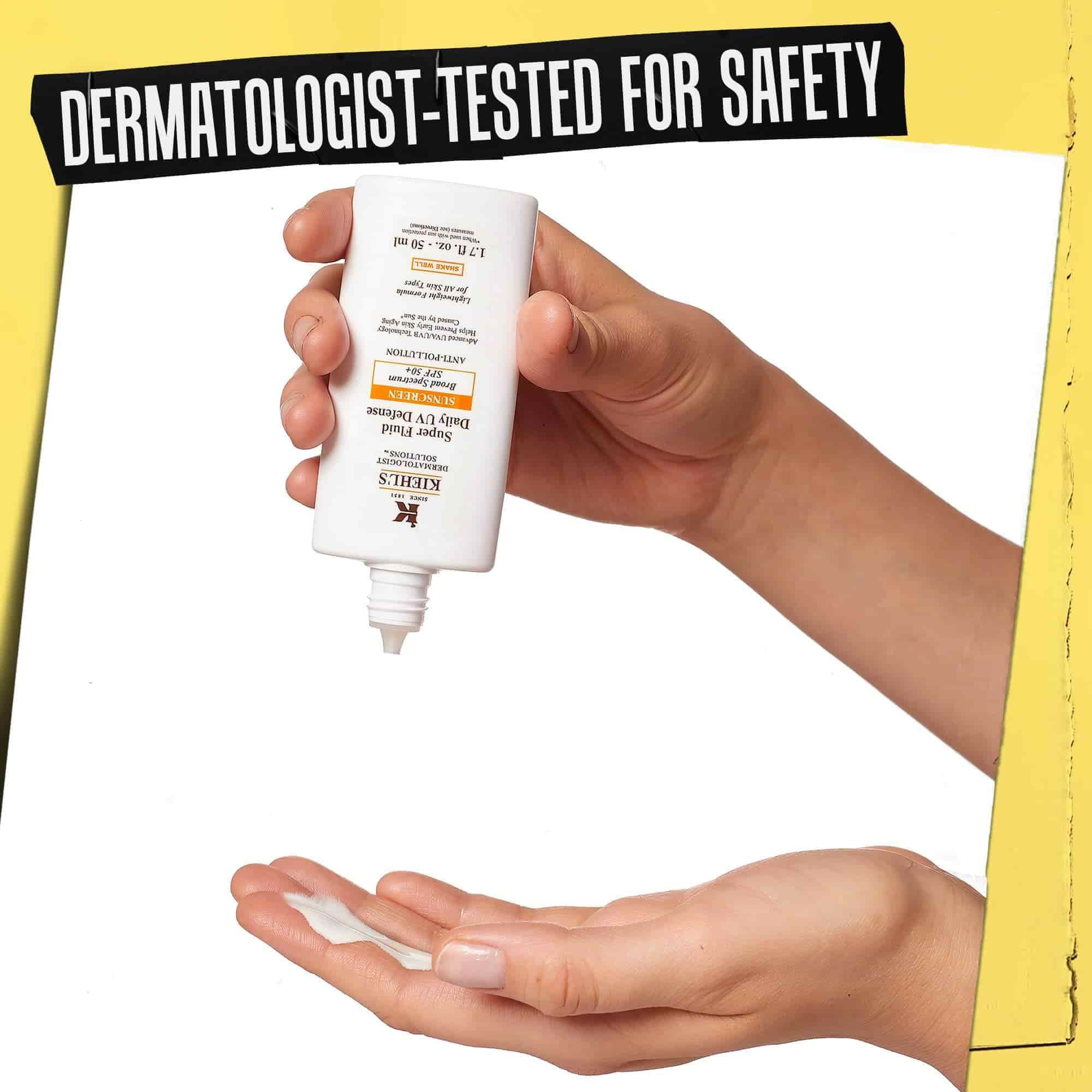 Ruka na koju se dozira Ultra-Light Daily UV Defense, sa oznakom „Dermatološki testirano za bezbednost”.