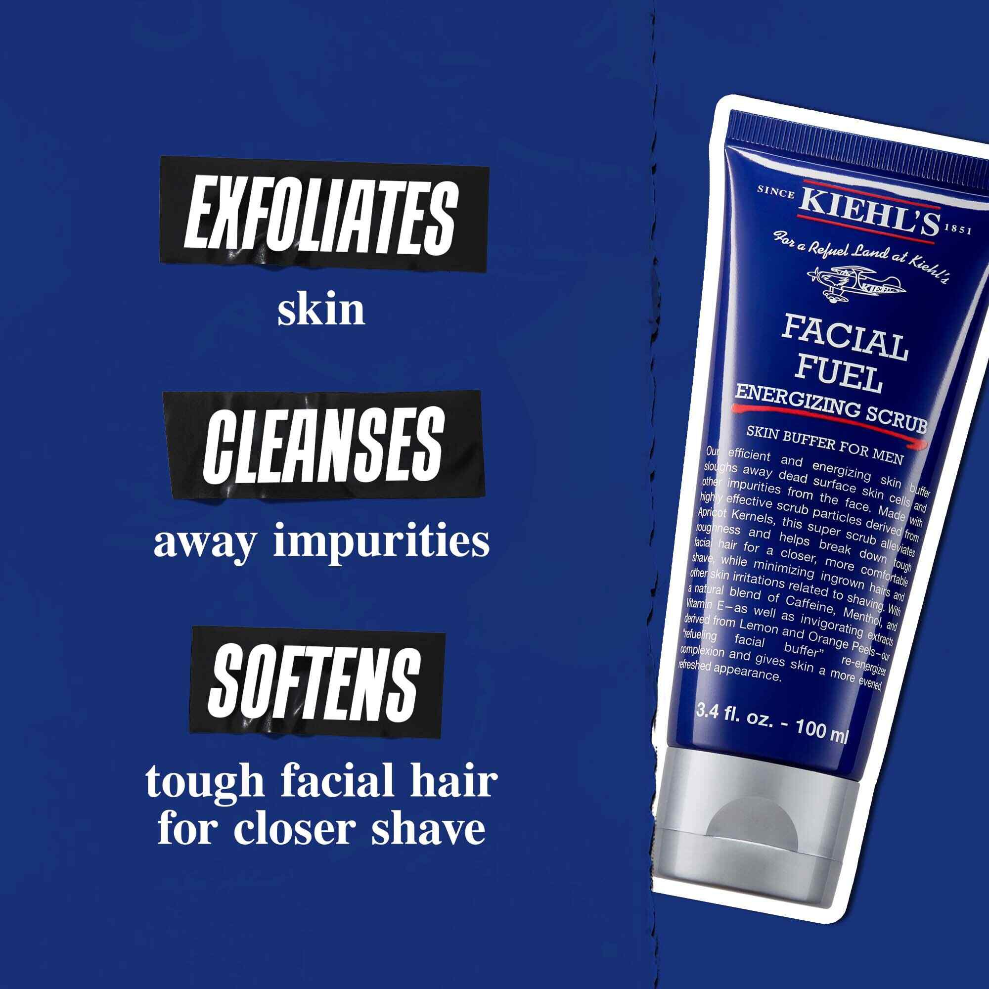 Tuba Facial Fuel Energizing Scrub na tamnoplavoj pozadini. Tekst glasi: „Vrši piling kože, čisti nečistoće i omekšava oštru bradu za temeljnije brijanje.”
