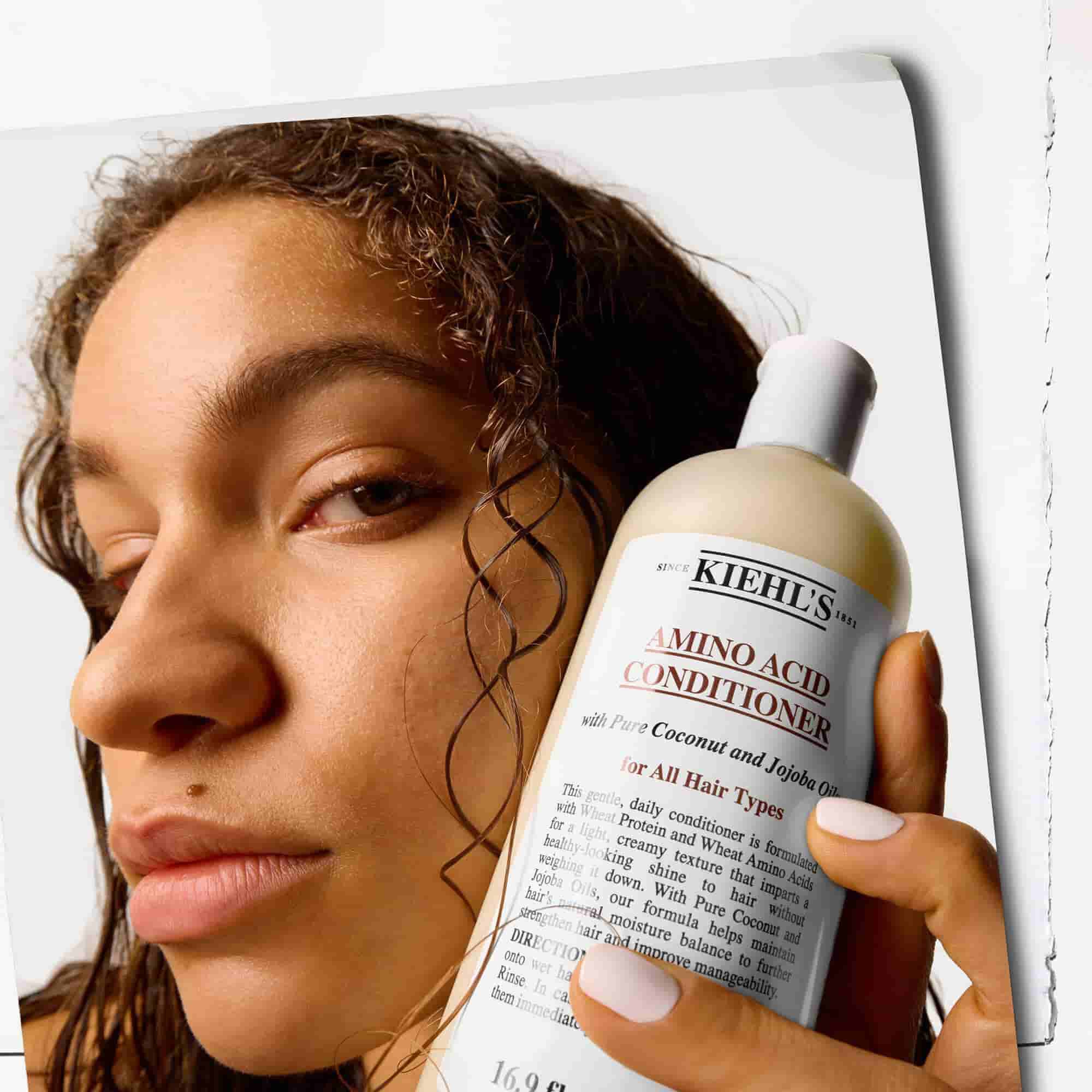 Model koji drži Kiehl's aminokiselinski uređaj