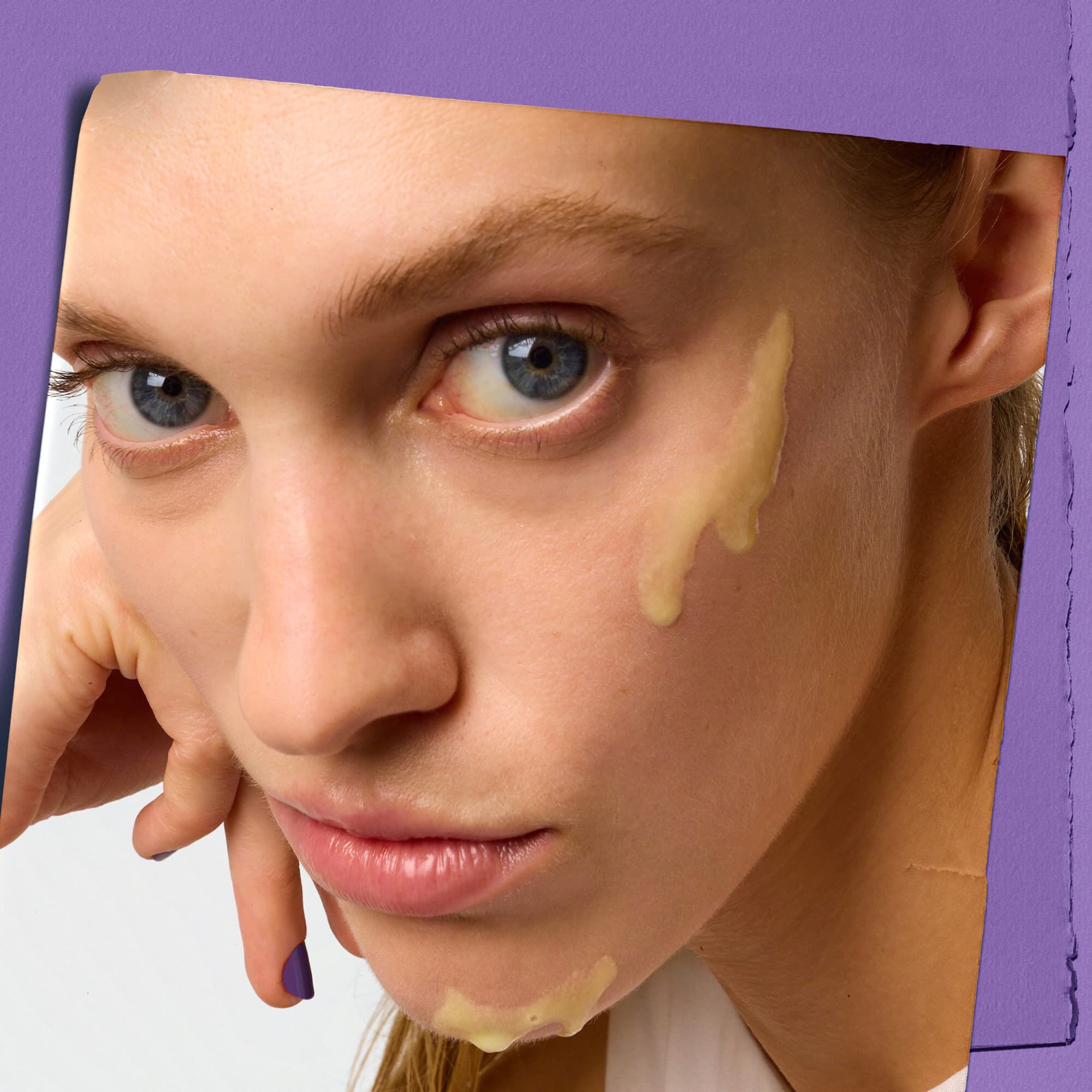 Model sa uzorkom noćnog seruma za smanjenje bora Kiehl's Retinol Fast Release na licu