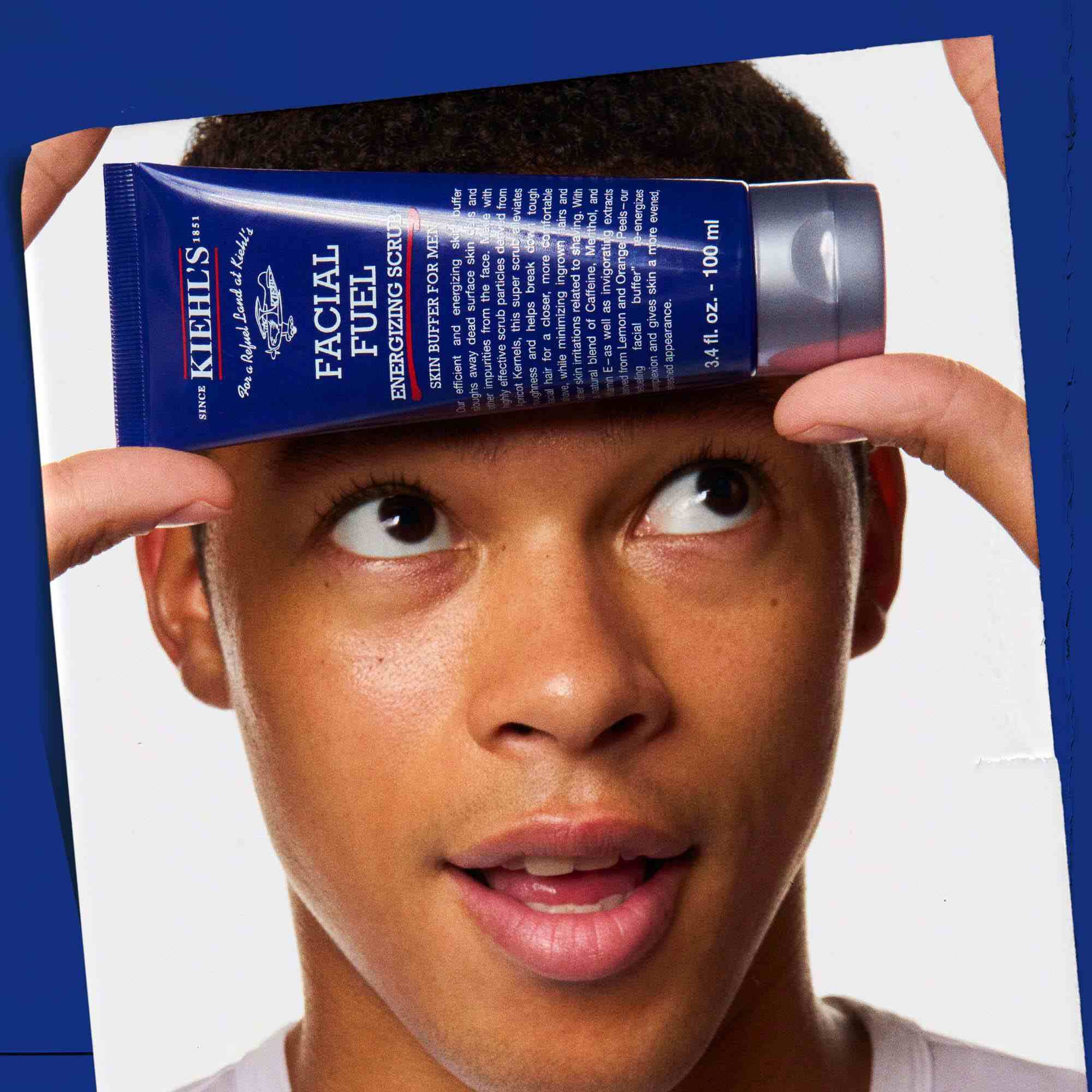 Facial Fuel Energizing Scrub u ruci, prikazuje primenu.