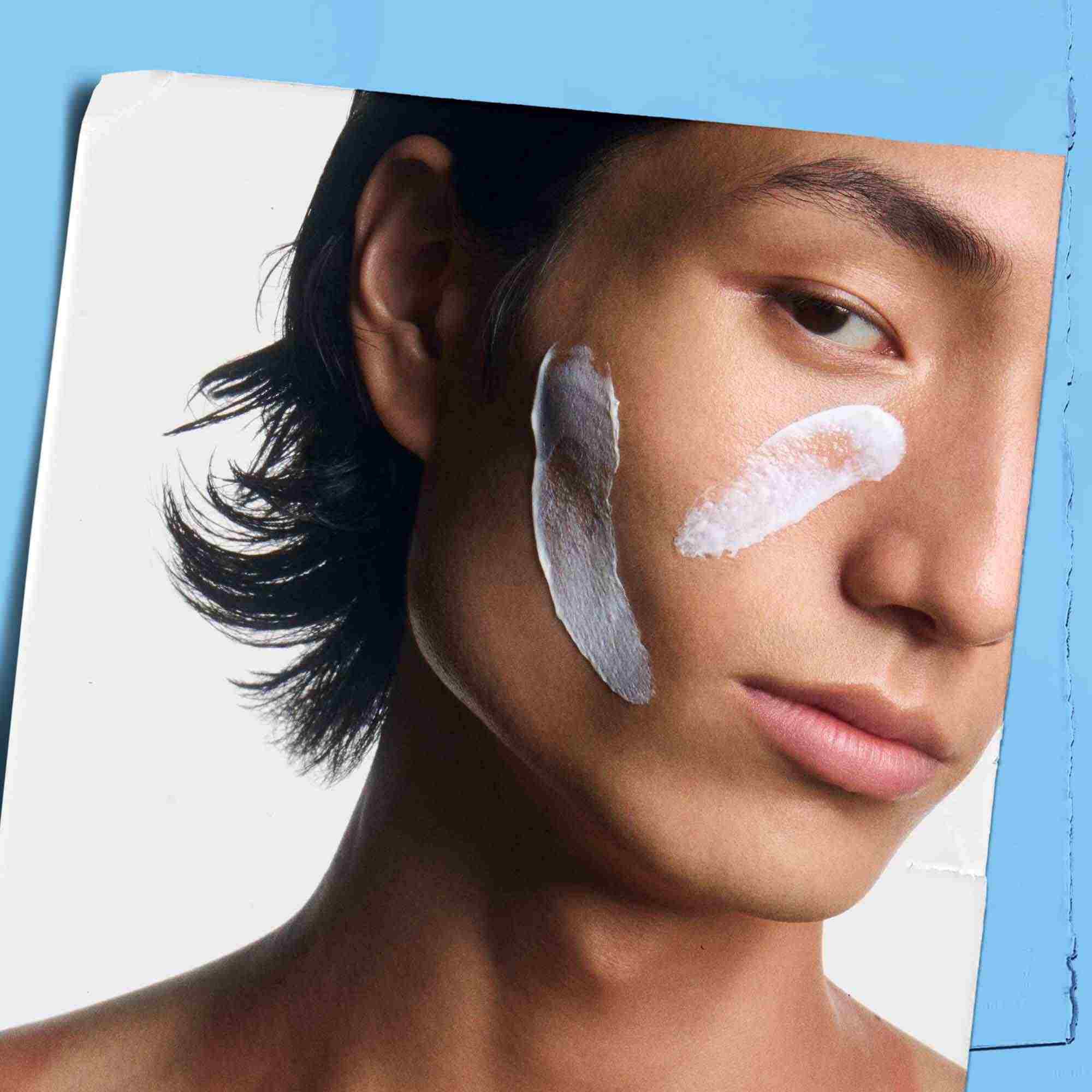 Ultra Facial Cream SPF 30 naneta na lice modela.