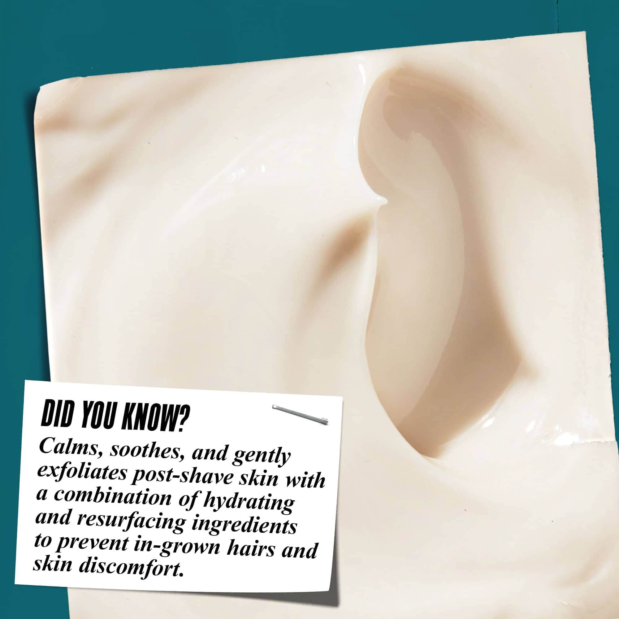 Krupni plan teksture Close Shavers Squadron Smooth Glider Precision Shave Lotion. Tekst glasi „Da li ste znali? Umiruje, ublažava i nežno vrši piling kože posle brijanja hidratantnim sastojcima i sastojcima za podmlađivanje kože kako bi se smanjile bubuljice od brijanja i nelagodnost na koži.”